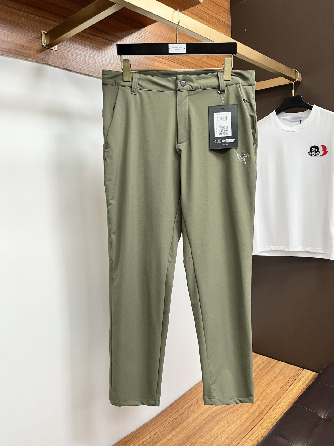 NO:774349,ARC’TERYX—Arc’teryx outdoor breathable spring and summer men’s soft shell pants!  Highly popular Niaojia outdoor functional style 3D three-dimensional slim tailoring, high-definition outdoor functional fabrics are extremely warm! The fabric surface is very solid! The tear resistance effect is very strong! The comfort is really unparalleled. Men's soft shell trousers are lightweight and wear-resistant soft shell trousers. These pants are deeply influenced by climbing DNA.  As one of the pants for hiking and backpacking, it has multiple functions and can always adapt to your changing needs. The durable soft shell fabric is windproof, water repellent, and can provide light warmth. AL stretch fabric with splicing and tailoring technology allows you to move freely. Size M-XXL,,jil sanderarc'teryx,backpacks,19860909ARC‘TERYX —始祖鸟户外透气春夏季男士软壳裤！高热度鸟家户外机能风3D立体修身裁剪,高定户外机能面料 巨保暖!布面非常扎实!抗撕裂效果很强悍!舒适感真心没话说 男子软壳长裤 轻量、耐磨的软壳长裤, 这款裤子深受攀登DNA影响, 作为徒步和背包旅行的裤装之一,具有多样功能,总能适应你不断变化的需求.耐用的软壳面料防风、防泼水、可轻度保暖.AL弹力面料搭配拼接剪裁工艺,让你活动自如 码数M-XXL,,jil sanderarc'teryx,backpacks,,Men's clothing