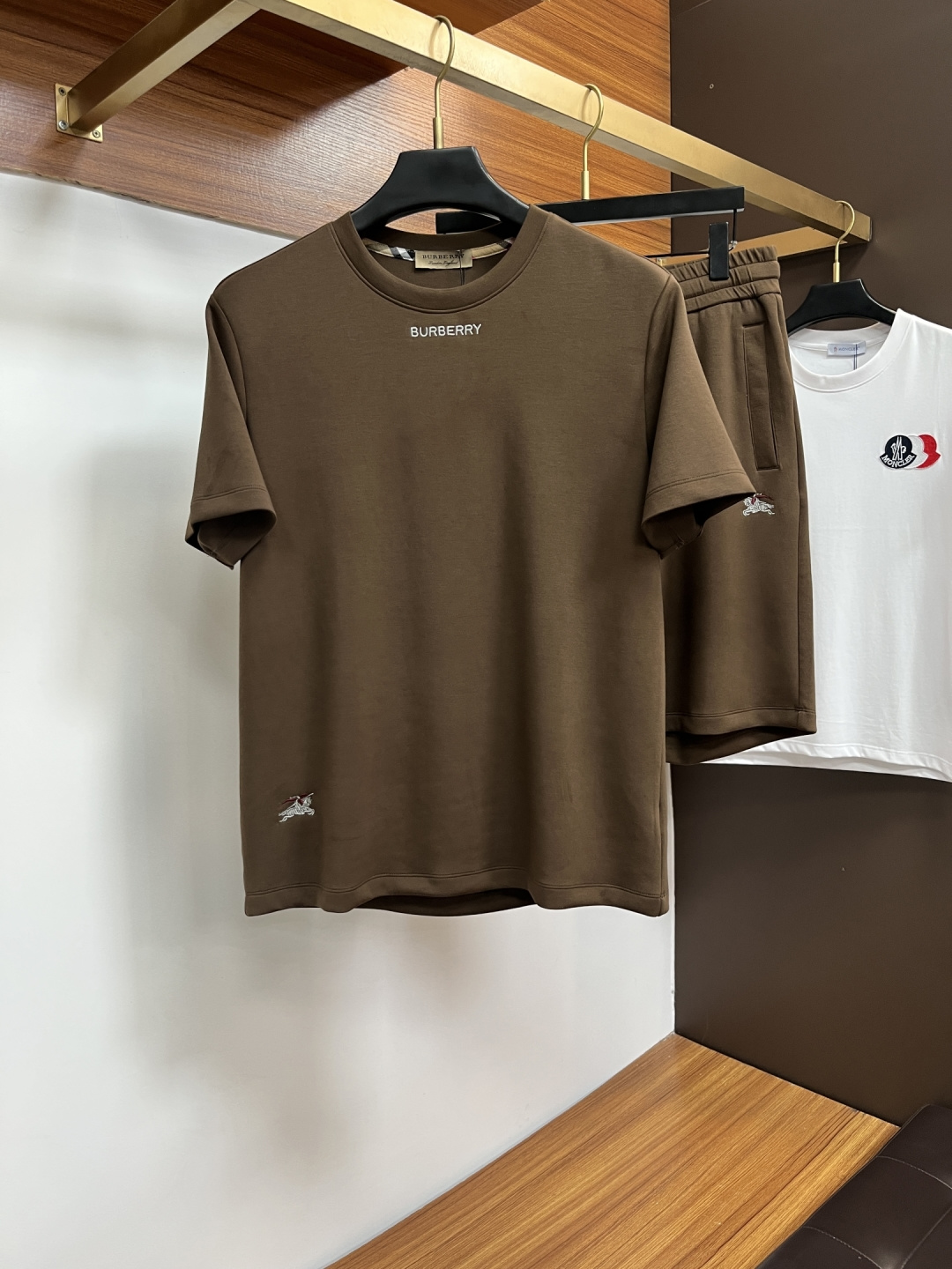 NO:776786,Burberry 2026 spring and summer latest style, same style for men and women, classic design short-sleeved T-shirt shorts suit, slightly expanded version, customized air layer fabric, soft to the touch, comfortable to wear, fine workmanship. The upper body effect is incomparably handsome, size M-4XL,, burberry, shorts, T-shirt, tees, t-shirt,19860909巴宝莉 2026春夏最新款,男女同款,经典设计短袖T恤短裤套装,微扩版型,定制空气层面料,手感柔软,穿着舒适,做工精细.上身效果无敌帅气,码数M-4XL,,burberry,shorts,T-shirt,tees，t-shirt,,Men's clothing