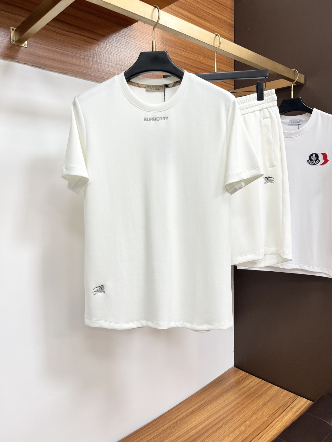 NO:776790,Burberry 2026 spring and summer latest style, same style for men and women, classic design short-sleeved T-shirt shorts suit, slightly expanded version, customized air layer fabric, soft to the touch, comfortable to wear, fine workmanship. The upper body effect is incomparably handsome, AL size M-4XL,, burberry, shorts, T-shirt, tees, t-shirt,19860909巴宝莉 2026春夏最新款,男女同款,经典设计短袖T恤短裤套装,微扩版型,定制空气层面料,手感柔软,穿着舒适,做工精细.上身效果无敌帅气,AL码数M-4XL,,burberry,shorts,T-shirt,tees，t-shirt,,Men's clothing