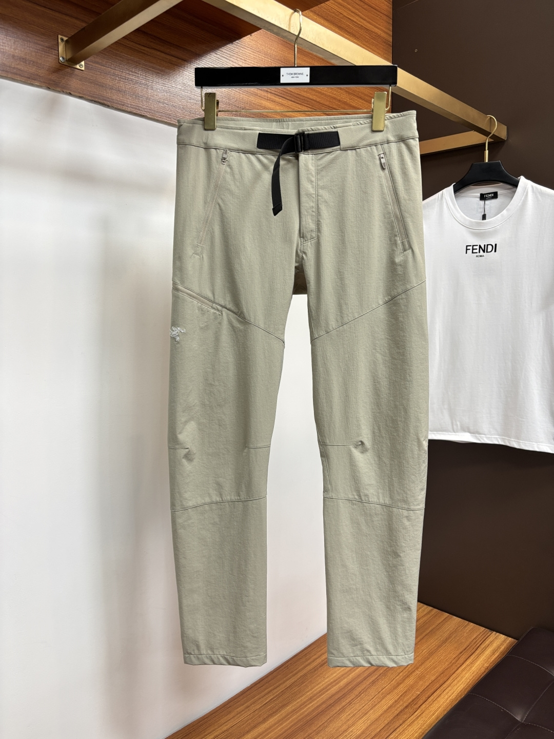 NO:774341,ARC’TERYX—Arc’teryx outdoor breathable spring and summer men’s soft shell pants!  Highly popular Niaojia outdoor functional style 3D three-dimensional slim tailoring, high-definition outdoor functional fabrics are extremely warm! The fabric surface is very solid! The tear resistance effect is very strong! The comfort is really unparalleled. Men's soft shell trousers are lightweight and wear-resistant soft shell trousers. These pants are deeply influenced by climbing DNA.  As one of the pants for hiking and backpacking, it has multiple functions and can always adapt to your changing needs. The durable soft shell fabric is windproof, water repellent, and can provide light warmth. JW stretch fabric with splicing and tailoring technology allows you to move freely. Size M-4XL,,jil sanderarc'teryx,backpacks,19860909ARC‘TERYX —始祖鸟户外透气春夏季男士软壳裤！高热度鸟家户外机能风3D立体修身裁剪,高定户外机能面料 巨保暖!布面非常扎实!抗撕裂效果很强悍!舒适感真心没话说 男子软壳长裤 轻量、耐磨的软壳长裤, 这款裤子深受攀登DNA影响, 作为徒步和背包旅行的裤装之一,具有多样功能,总能适应你不断变化的需求.耐用的软壳面料防风、防泼水、可轻度保暖.JW弹力面料搭配拼接剪裁工艺,让你活动自如 码数M-4XL,,jil sanderarc'teryx,backpacks,,Men's clothing