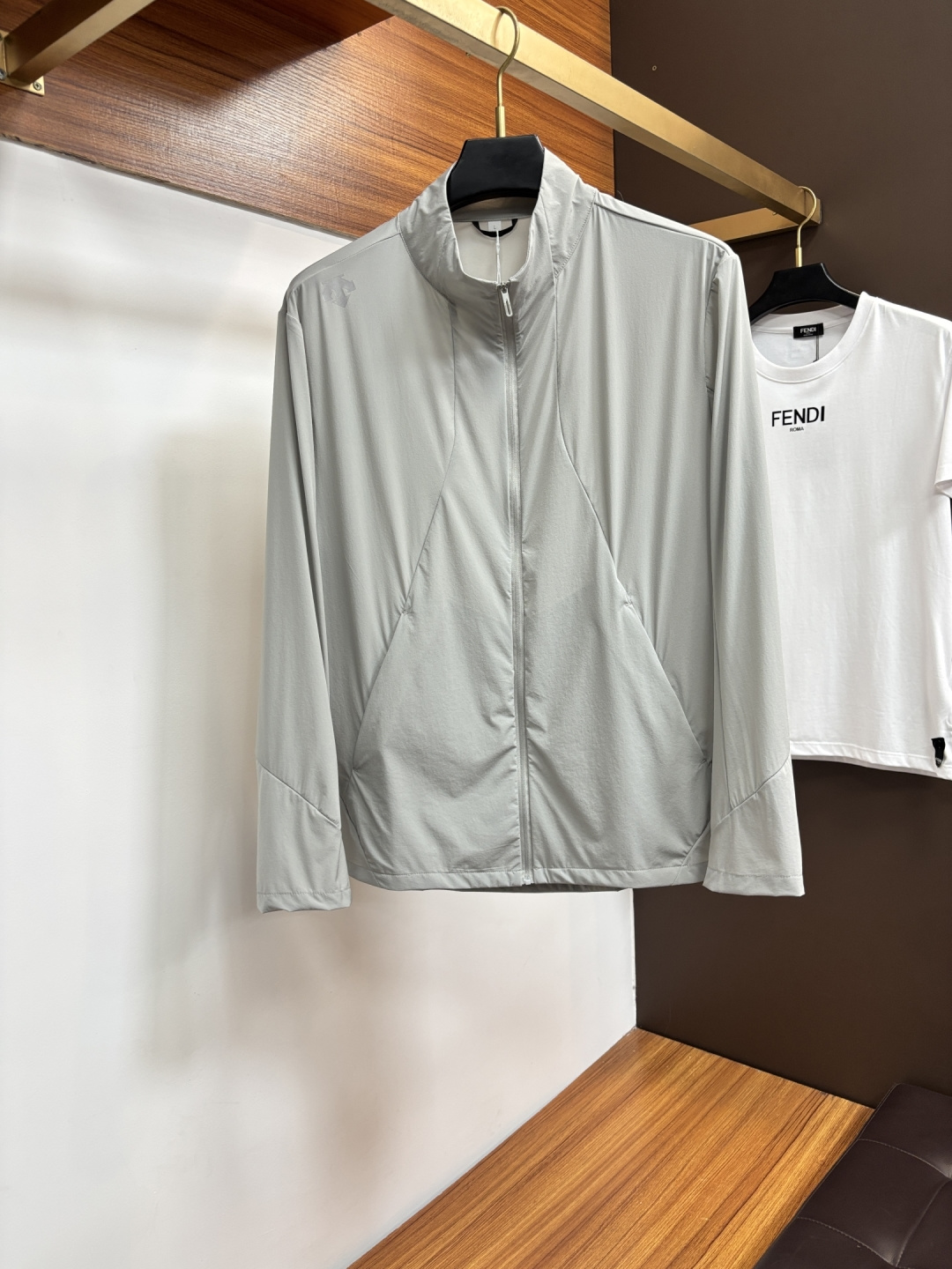 NO:830065,Descente Sun Protection Index U+ Men's and Women's Lightweight Hooded Sports Jacket Sun Protection Clothing Men's and Women's Lightweight Sports Jacket Sun Protection Clothing A multifunctional jacket, it can be an ordinary jacket for daily casual wear, or it can be a sun protection weapon in the hot summer! It can also be a windbreaker when the evening breeze is slightly cool! The material is made of functional UV-resistant nylon material! The upper body is light and comfortable, breathable and comfortable, with a U+ sun protection index, a UV blocking rate higher than 95%, and mild protection against splashing water in daily life!  High-tech Active sports tailoring, ready-made clothing is flexible and comfortable, and the wearing version is more suitable for the body shape, making it easy to wear and match during daily leisure sports! The hooded design is equipped with adjustable elastic bands and breathable mesh splicing design, JW can be worn flexibly and with various styles! Classic logo design highlights the brand charm! Standard sun protection and UV protection function meet the protection of the body and skin during outdoor activities. UVCOOL cooling technology is specially created for the season to provide more, better and more comfortable wearing experience! Size  M-4XL,,jackets & coats,jackets & coats,hats,19860909迪桑特 防晒指数U+男女款连帽运动外套轻薄夹克防晒衣男女款轻薄款运动外套防晒服 一款多功能外套,可以是日常休闲穿搭一件普通外套,也可以炎炎夏日的防晒利器!也可以是晚风微凉时的一件风衣!料采用功能性防紫外线的锦纶材料! 上身效果轻薄无感,透气舒适,防晒指数U+,紫外线阻隔率高于95％.并且轻度防生活泼水! 高科技Active运动裁剪,成衣灵活舒适,穿着版型更契合身型,方便日常休闲运动时穿着搭配!连帽设计搭配可调节松紧带,加上透气网眼拼接设计,JW可灵活自如穿着,造型多样! 经典logo设计,彰显品牌魅力! 标准防晒防紫外线功能满足户外活动对于身体和皮肤的保护 UVCOOL凉感科技加持为季节特别打造只为提供更多更好更舒适的穿着体验感! 尺码 M-4XL,,jackets & coats,jackets & coats,hats,,Men's clothing