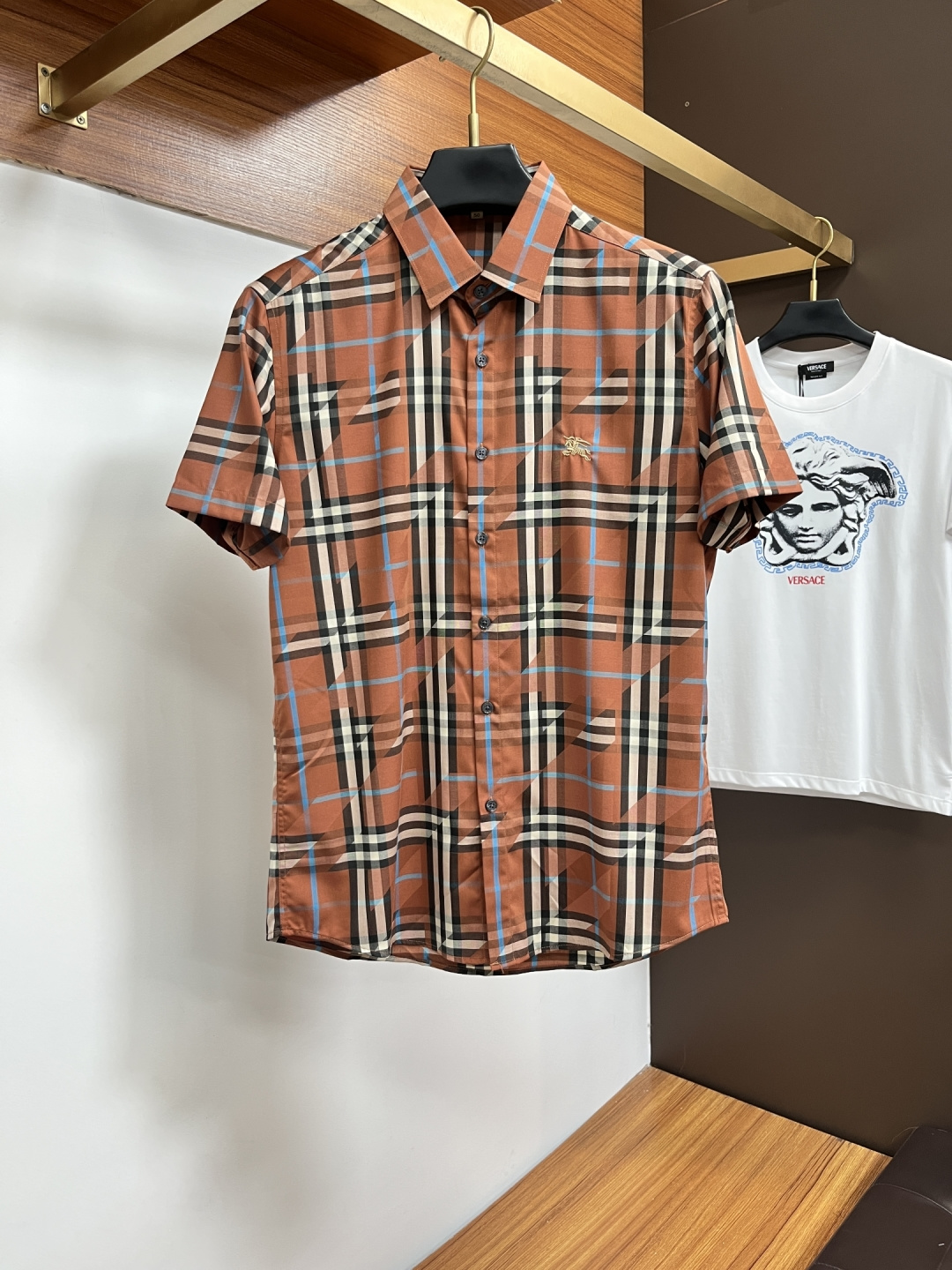 NO:774293,(Higher version) Burberry casual plaid shirt has always been an indispensable item in this season. A good shirt highlights more than just temperament. The counter version has unique details. Burberry shirts are very particular about quality. The classic styles are popular every year!  The details of the workmanship are very good, even a small button has details. It does not hurt the skin or clothes. The classic style is a good choice for outer wear and inner wear. The overall feeling is very elegant!  !  , especially slim, slim and good-looking. If you like it, come and get it~ Size m～3xl,,burberry,shirts,19860909（高版本）巴宝莉休闲格子衬衫 一直以来都是这个季节必不可少的单品 一件好的衬衫凸显的不仅仅是气质, 专柜款 细节做的独一无二 巴宝莉衬衣很讲究品质 经典的款式每年都是爆款！做工的细节很到位,就连一个小扣子都有细节.不伤皮肤不伤衣服.经典的款式,外穿内搭都是很不错的选择,整体感觉非常有气质！！, 特别显瘦 修身好看 喜欢快来入手~ 尺码m～3xl,,burberry,shirts,,Men's clothing