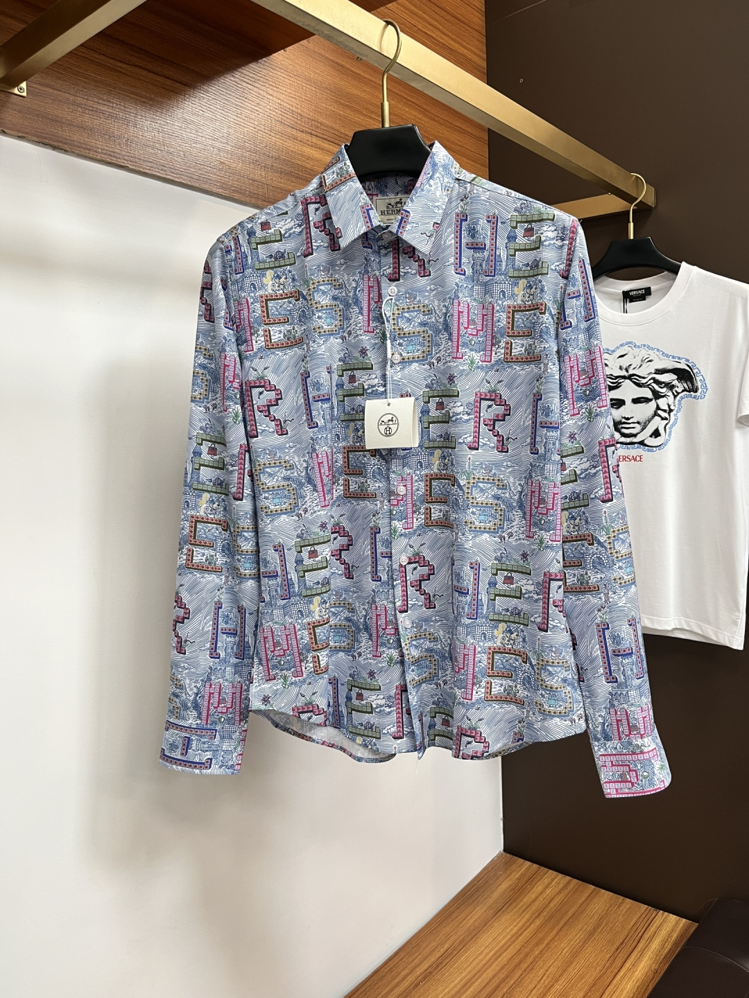 NO:774289,High-end shirts of the same style and fabric are coming to Hermès counters. A good shirt is a silent business card for business occasions. High-count fabrics are selected, three-dimensional tailoring, crisp and stylish. Low-key elegance, texture hidden in the details, calmly handle every important meeting. The dignity of a professional elite starts with a good shirt. Good products need no introduction, look at the details. Size M-3XL,,hermes,shirts,19860909爱马仕 专柜同款同面料高端衬衫来袭 一件好衬衫,是商务场合的无声名片. 甄选高支面料,立体剪裁,挺括有型. 低调优雅,质感藏于细节, 从容应对每一场重要会面. 职场精英的体面,从一件好衬衫开始. 好货无需多言,看细节. 尺码M-3XL,,hermes,shirts,,Men's clothing