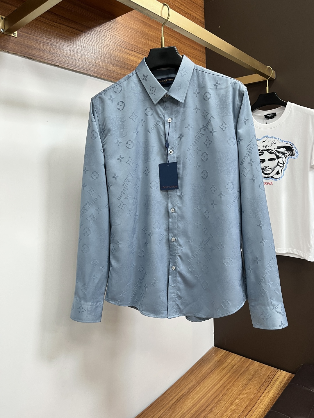 NO:774277,High-end shirts of the same style and fabric are coming from the LV counter. A good shirt is a silent business card for business occasions. High-count fabrics are selected, three-dimensional tailoring, crisp and stylish. Low-key and elegant, the texture is hidden in the details, and you can handle every important meeting calmly. The dignity of a professional elite starts with a good shirt. Good products need no introduction, just look at the details. Sizes M-3XL, Louis Vuitton, shirts,19860909LV 专柜同款同面料高端衬衫来袭 一件好衬衫,是商务场合的无声名片. 甄选高支面料,立体剪裁,挺括有型. 低调优雅,质感藏于细节, 从容应对每一场重要会面. 职场精英的体面,从一件好衬衫开始. 好货无需多言,看细节. 尺码M-3XL,,louis vuitton,shirts,,Men's clothing