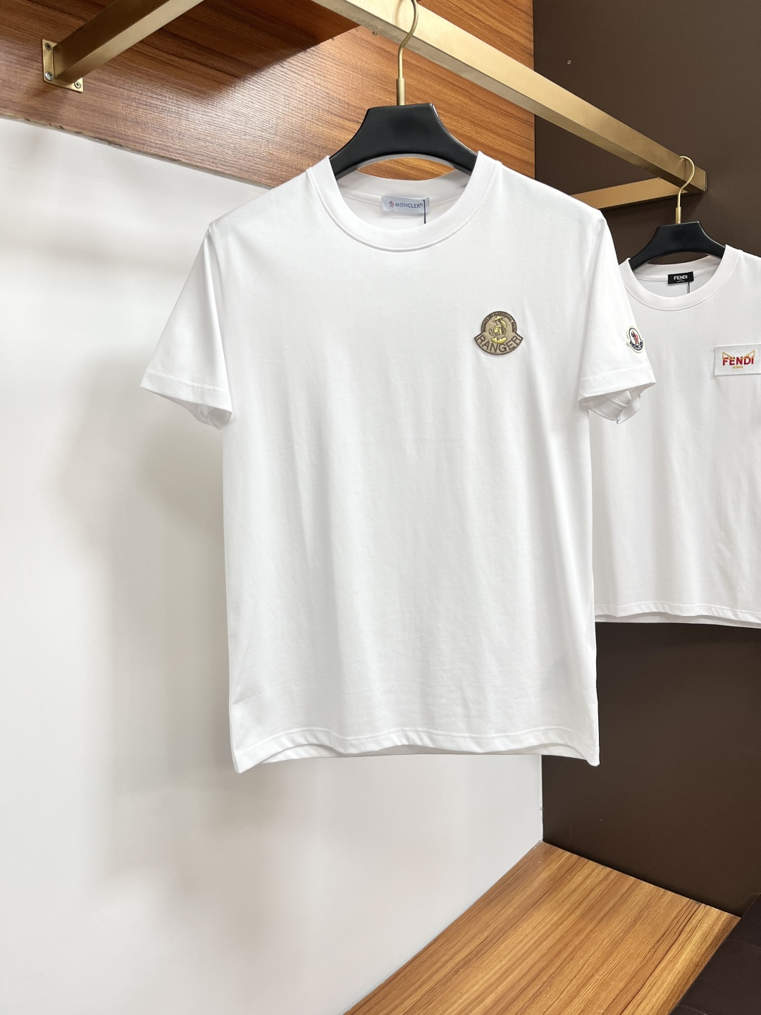NO:858480,Mengkou 26 new summer heavy duty round neck thickened short-sleeved T-shirt, the latest ZG synchronization, creates a basic men's item and injects new ideas into the men's wardrobe. Made of soft cotton double-sided knitted long-staple cotton + modal cotton fabric, the fabric is fine, soft and drapey, full of cotton feel, excellent upper body comfort, and not easy to deform after long-term wear and washing; black white M～4XL,,Moncler,T-shirt,tees,t-shirt,19860909蒙口 26夏季新品重工圆领加厚短袖T恤,ZG最新同步,打造男士基本款单品,为男士衣橱注入新意.采用柔软棉质双面针织长绒棉+莫代尔棉面料制成,面料细腻、柔感垂顺、棉感十足、上身舒适度极佳,久穿久洗不易变形；黑色 白色 M～4XL,,Moncler,T-shirt,tees，t-shirt,,Men's clothing