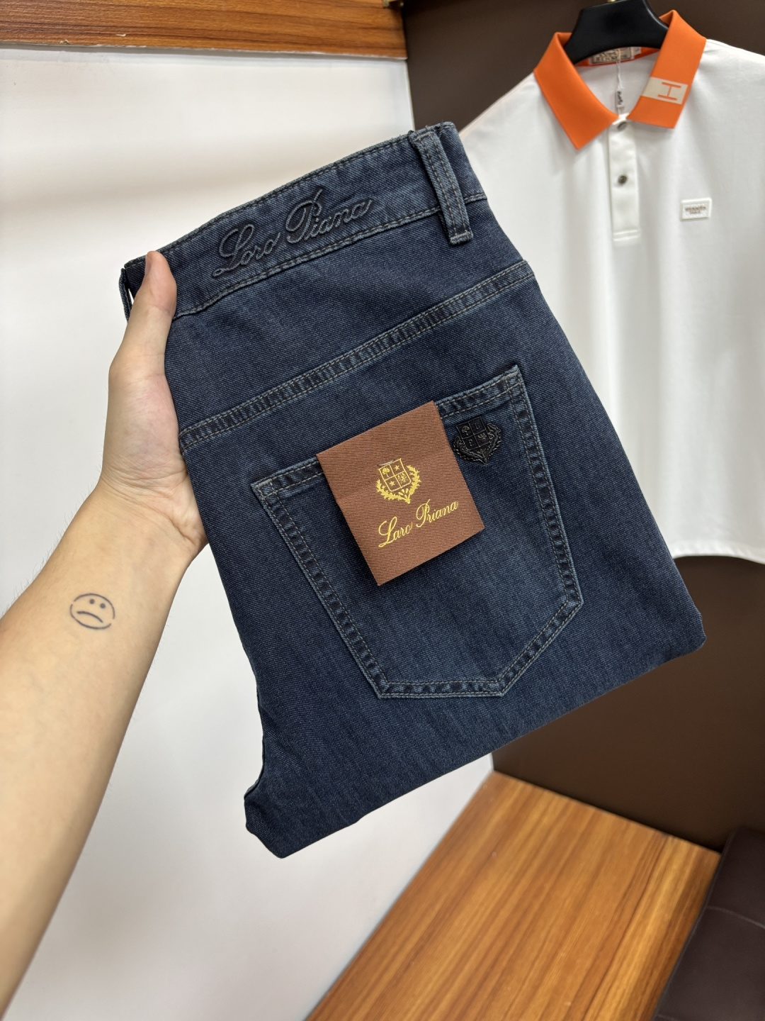 NO:830051,Nuoyou Panya [2026 Spring and Summer New Products] European Station Men's Business Casual Jeans When business meets leisure, when classics collide with fashion, in the spring of 2026, we bring you new European station men's business casual jeans!  Selected high-quality fabrics are soft, comfortable and highly breathable, allowing you to stay fresh and comfortable during a busy workday. The design is simple yet stylish, perfectly blending business and leisure elements. Whether it is the office or a weekend party, you can easily control it and show your unique taste. It can meet your dressing needs for different occasions and rejuvenate your wardrobe. K12  Slim tailoring fits the body shape, highlighting a man's erectness and confidence. The details show ingenuity, and every stitch is carefully polished to ensure both quality and comfort. Sizes 29-40,,jeans,19860909诺悠翩雅【2026春夏新品】欧洲站男士商务休闲牛仔裤 当商务遇上休闲,当经典碰撞时尚,2026年春季,我们为您带来全新欧洲站男士商务休闲牛仔裤！ 精选高品质面料,柔软舒适,透气性极佳,让您在繁忙的工作日中依然保持清爽与自在. 设计简约而不失格调,完美融合商务与休闲元素,无论是办公室还是周末聚会,都能轻松驾驭,展现您的独特品味. 满足您不同场合的穿搭需求,让您的衣橱焕发新生.K12 修身剪裁,贴合身形,凸显男士的挺拔与自信.细节之处彰显匠心,每一个针脚都经过精心打磨,确保品质与舒适并存. 尺码29-40,,jeans,,Men's clothing