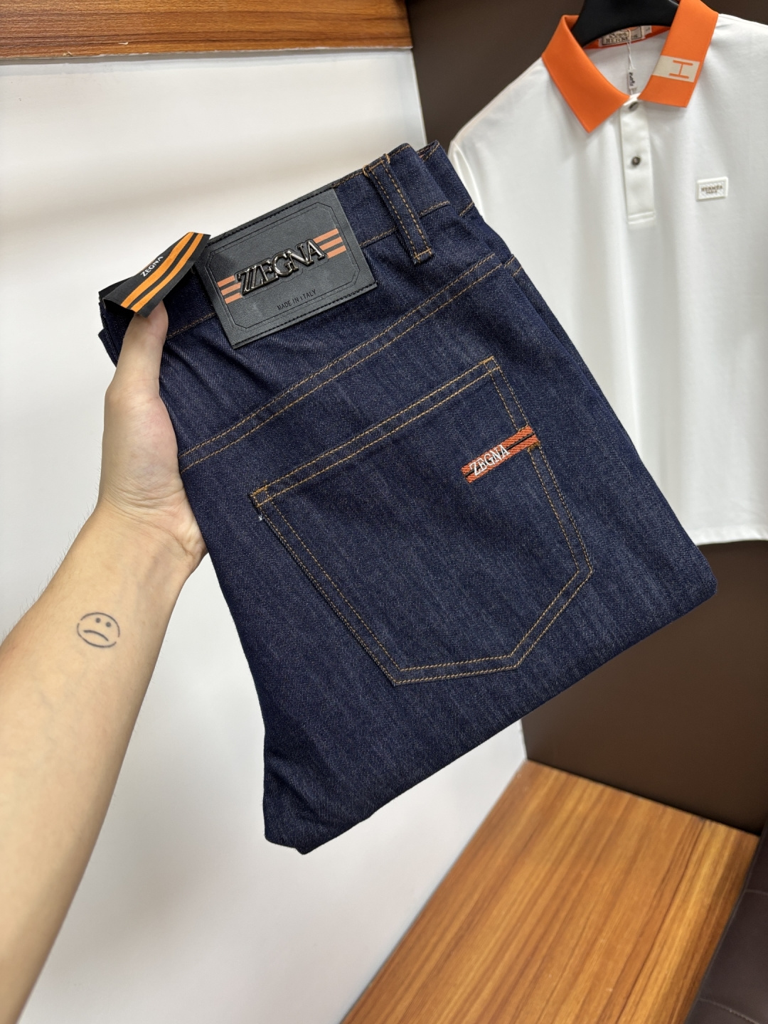 NO:830041,Ermenegildo Zegna [2026 Spring and Summer New Products] European Station Men's Business Casual Jeans When business meets leisure, when classics collide with fashion, in the spring of 2026, we bring you new European station men's business casual jeans!  Selected high-quality fabrics are soft, comfortable and highly breathable, allowing you to stay fresh and comfortable during a busy workday. The design is simple yet stylish, perfectly blending business and leisure elements. Whether it is the office or a weekend party, you can easily control it and show your unique taste. It can meet your dressing needs for different occasions and rejuvenate your wardrobe. K12  Slim tailoring fits the body shape, highlighting a man's erectness and confidence. The details show ingenuity, and every stitch is carefully polished to ensure both quality and comfort. Sizes 29-40,,zegna,jeans,19860909杰尼亚【2026春夏新品】欧洲站男士商务休闲牛仔裤 当商务遇上休闲,当经典碰撞时尚,2026年春季,我们为您带来全新欧洲站男士商务休闲牛仔裤！ 精选高品质面料,柔软舒适,透气性极佳,让您在繁忙的工作日中依然保持清爽与自在. 设计简约而不失格调,完美融合商务与休闲元素,无论是办公室还是周末聚会,都能轻松驾驭,展现您的独特品味. 满足您不同场合的穿搭需求,让您的衣橱焕发新生.K12 修身剪裁,贴合身形,凸显男士的挺拔与自信.细节之处彰显匠心,每一个针脚都经过精心打磨,确保品质与舒适并存. 尺码29-40,,zegna,jeans,,Men's clothing