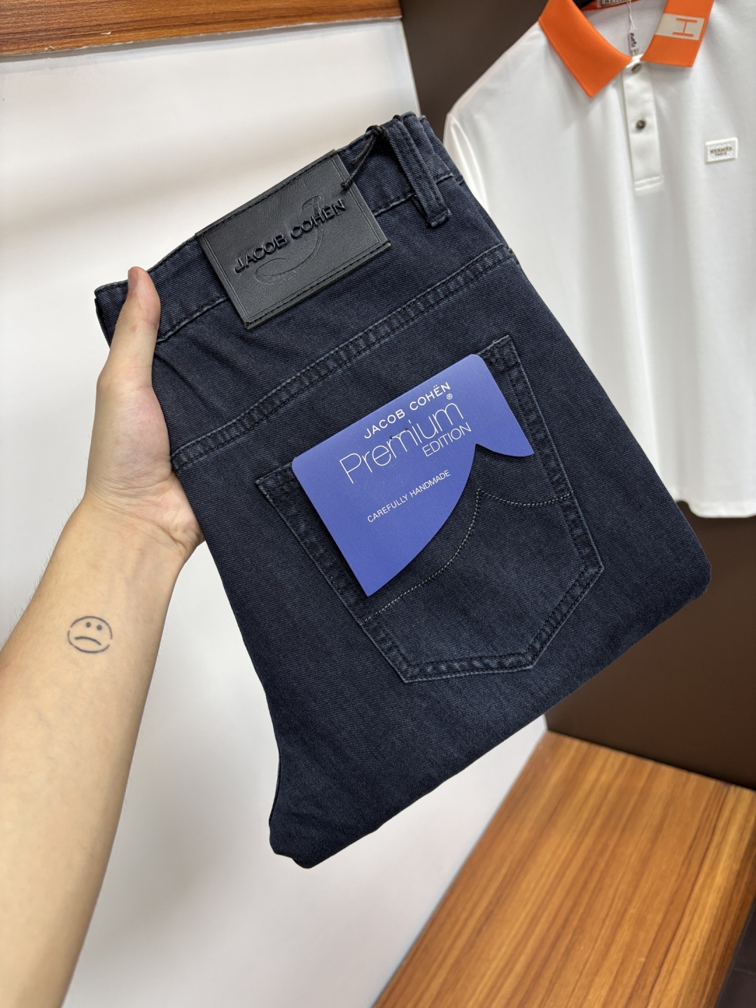 NO:830028,JC [2026 Spring and Summer New Products] European Station Men's Business Casual Jeans When business meets leisure, when classics collide with fashion, in the spring of 2026, we bring you new European station men's business casual jeans!  Selected high-quality fabrics are soft, comfortable and highly breathable, allowing you to stay fresh and comfortable during a busy workday. The design is simple yet stylish, perfectly blending business and leisure elements. Whether it is the office or a weekend party, you can easily control it and show your unique taste. It can meet your dressing needs for different occasions and rejuvenate your wardrobe. K12  Slim tailoring fits the body shape, highlighting a man's erectness and confidence. The details show ingenuity, and every stitch is carefully polished to ensure both quality and comfort. Sizes 29-40,,jeans,19860909JC【2026春夏新品】欧洲站男士商务休闲牛仔裤 当商务遇上休闲,当经典碰撞时尚,2026年春季,我们为您带来全新欧洲站男士商务休闲牛仔裤！ 精选高品质面料,柔软舒适,透气性极佳,让您在繁忙的工作日中依然保持清爽与自在. 设计简约而不失格调,完美融合商务与休闲元素,无论是办公室还是周末聚会,都能轻松驾驭,展现您的独特品味. 满足您不同场合的穿搭需求,让您的衣橱焕发新生.K12 修身剪裁,贴合身形,凸显男士的挺拔与自信.细节之处彰显匠心,每一个针脚都经过精心打磨,确保品质与舒适并存. 尺码29-40,,jeans,,Men's clothing