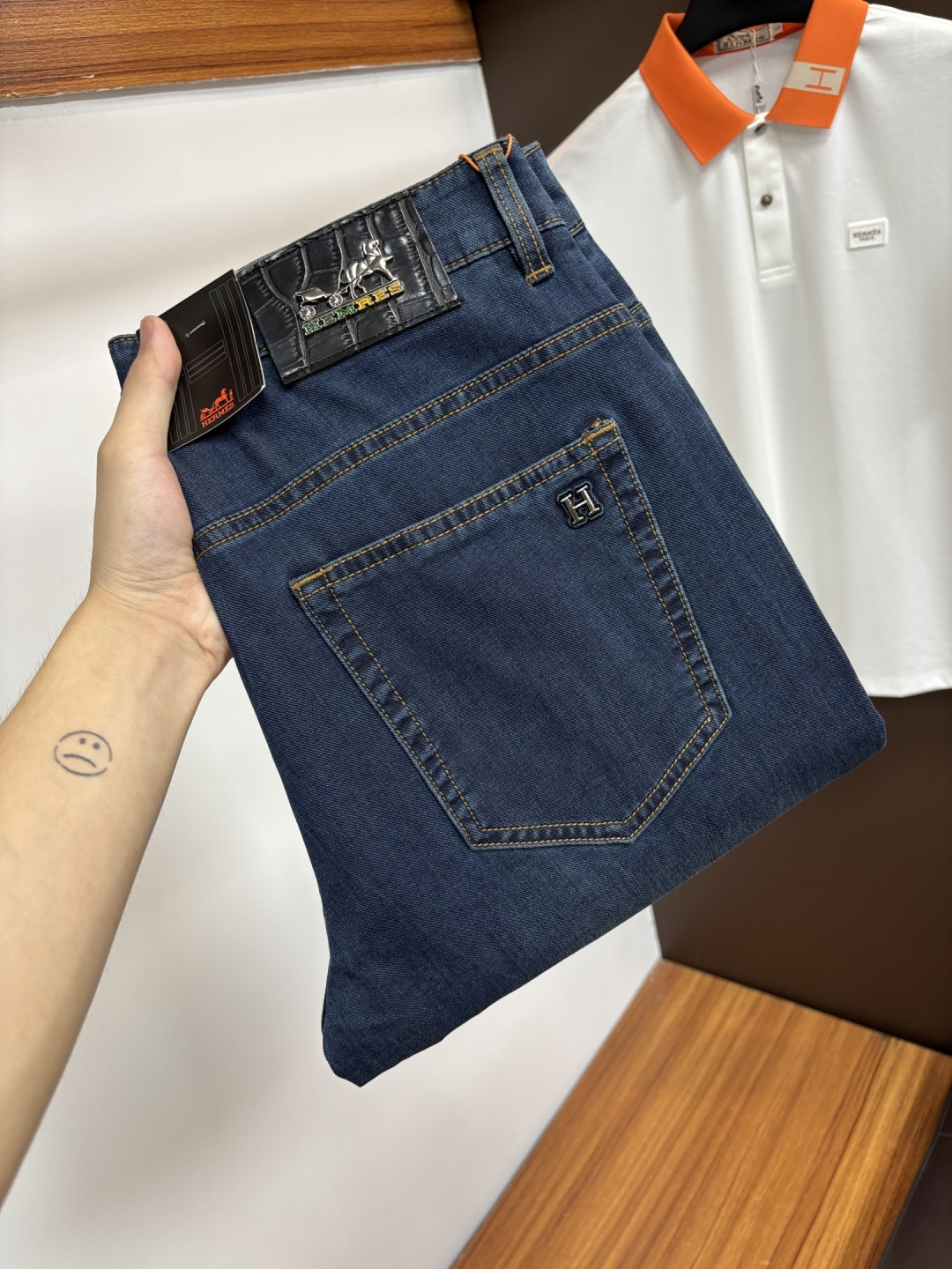 NO:830021,Hermès [2026 Spring and Summer New Products] European Station Men’s Business Casual Jeans When business meets leisure, when classics collide with fashion, in the spring of 2026, we bring you new European station men’s business casual jeans!  Selected high-quality fabrics are soft, comfortable and highly breathable, allowing you to stay fresh and comfortable during a busy workday. The design is simple yet stylish, perfectly blending business and leisure elements. Whether it is the office or a weekend party, you can easily control it and show your unique taste. It can meet your dressing needs for different occasions and rejuvenate your wardrobe. K12  Slim tailoring fits the body shape, highlighting a man's erectness and confidence. The details show ingenuity, and every stitch is carefully polished to ensure both quality and comfort. Sizes 29-40,,hermes,jeans,19860909爱马仕【2026春夏新品】欧洲站男士商务休闲牛仔裤 当商务遇上休闲,当经典碰撞时尚,2026年春季,我们为您带来全新欧洲站男士商务休闲牛仔裤！ 精选高品质面料,柔软舒适,透气性极佳,让您在繁忙的工作日中依然保持清爽与自在. 设计简约而不失格调,完美融合商务与休闲元素,无论是办公室还是周末聚会,都能轻松驾驭,展现您的独特品味. 满足您不同场合的穿搭需求,让您的衣橱焕发新生.K12 修身剪裁,贴合身形,凸显男士的挺拔与自信.细节之处彰显匠心,每一个针脚都经过精心打磨,确保品质与舒适并存. 尺码29-40,,hermes,jeans,,Men's clothing