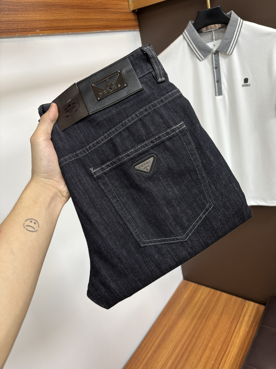 NO:833792,Prada [2026 Spring and Summer New Products] European Station Men's Business Casual Jeans When business meets leisure, when classics collide with fashion, in the spring of 2026, we bring you new European station men's business casual jeans!  Selected high-quality fabrics are soft, comfortable and highly breathable, allowing you to stay fresh and comfortable during a busy workday. The design is simple yet stylish, perfectly blending business and leisure elements. Whether it is the office or a weekend party, you can easily control it and show your unique taste. It can meet your dressing needs for different occasions and rejuvenate your wardrobe. K12  Slim tailoring fits the body shape, highlighting a man's erectness and confidence. The details show ingenuity, and every stitch is carefully polished to ensure both quality and comfort. Sizes 29-40, prada, jeans,19860909普拉达【2026春夏新品】欧洲站男士商务休闲牛仔裤 当商务遇上休闲,当经典碰撞时尚,2026年春季,我们为您带来全新欧洲站男士商务休闲牛仔裤！ 精选高品质面料,柔软舒适,透气性极佳,让您在繁忙的工作日中依然保持清爽与自在. 设计简约而不失格调,完美融合商务与休闲元素,无论是办公室还是周末聚会,都能轻松驾驭,展现您的独特品味. 满足您不同场合的穿搭需求,让您的衣橱焕发新生.K12 修身剪裁,贴合身形,凸显男士的挺拔与自信.细节之处彰显匠心,每一个针脚都经过精心打磨,确保品质与舒适并存. 尺码29-40,,prada,jeans,,Men's clothing