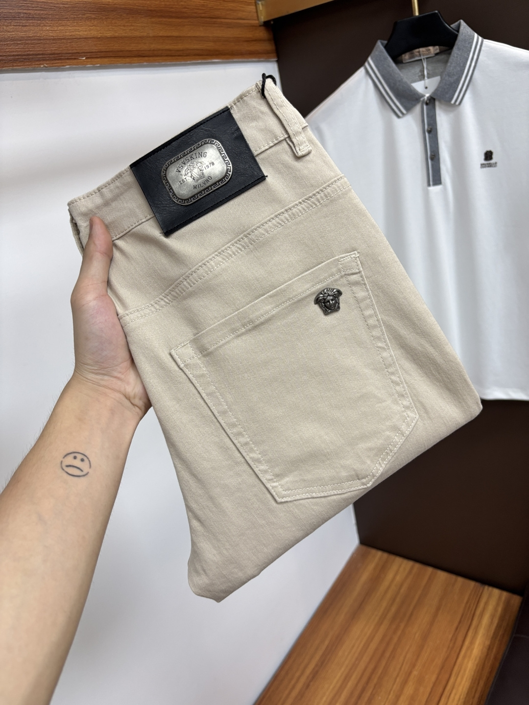 NO:833787,Versace [2026 Spring and Summer New Products] European Station Men's Business Casual Jeans When business meets leisure, when classics collide with fashion, in the spring of 2026, we bring you new European station men's business casual jeans!  Selected high-quality fabrics are soft, comfortable and highly breathable, allowing you to stay fresh and comfortable during a busy workday. The design is simple yet stylish, perfectly blending business and leisure elements. Whether it is the office or a weekend party, you can easily control it and show your unique taste. It can meet your dressing needs for different occasions and rejuvenate your wardrobe. K12  Slim tailoring fits the body shape, highlighting a man's erectness and confidence. The details show ingenuity, and every stitch is carefully polished to ensure both quality and comfort. Sizes 29-40,,versace,jeans,19860909范思哲【2026春夏新品】欧洲站男士商务休闲牛仔裤 当商务遇上休闲,当经典碰撞时尚,2026年春季,我们为您带来全新欧洲站男士商务休闲牛仔裤！ 精选高品质面料,柔软舒适,透气性极佳,让您在繁忙的工作日中依然保持清爽与自在. 设计简约而不失格调,完美融合商务与休闲元素,无论是办公室还是周末聚会,都能轻松驾驭,展现您的独特品味. 满足您不同场合的穿搭需求,让您的衣橱焕发新生.K12 修身剪裁,贴合身形,凸显男士的挺拔与自信.细节之处彰显匠心,每一个针脚都经过精心打磨,确保品质与舒适并存. 尺码29-40,,versace,jeans,,Men's clothing