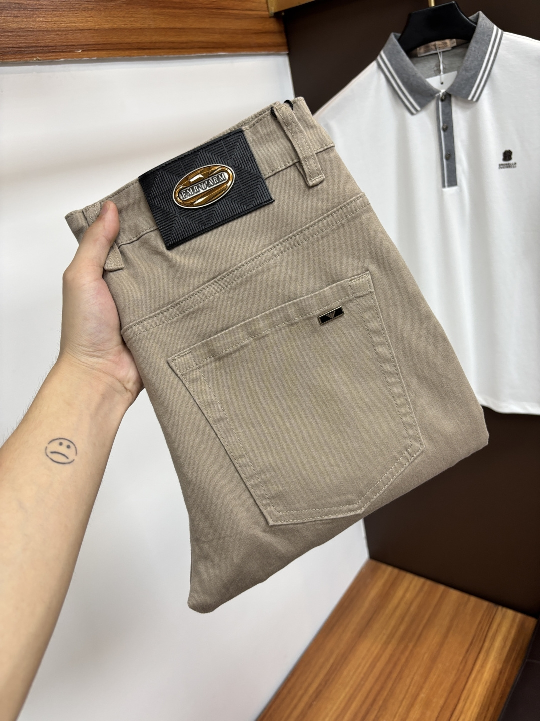 NO:833779,Armani [2026 Spring and Summer New Products] European Station Men's Business Casual Jeans When business meets leisure, when classics collide with fashion, in the spring of 2026, we bring you new European Station men's business casual jeans!  Selected high-quality fabrics are soft, comfortable, and highly breathable, allowing you to stay fresh and comfortable during a busy workday. The design is simple yet stylish, perfectly blending business and leisure elements. Whether it is the office or a weekend party, you can easily control it and show your unique taste. Meet your dressing needs for different occasions and rejuvenate your wardrobe. K12  Slim tailoring fits the body shape, highlighting a man's erectness and confidence. The details show ingenuity, and every stitch is carefully polished to ensure both quality and comfort. Sizes 29-40, armani,jeans,19860909阿玛尼【2026春夏新品】欧洲站男士商务休闲牛仔裤 当商务遇上休闲,当经典碰撞时尚,2026年春季,我们为您带来全新欧洲站男士商务休闲牛仔裤！ 精选高品质面料,柔软舒适,透气性极佳,让您在繁忙的工作日中依然保持清爽与自在. 设计简约而不失格调,完美融合商务与休闲元素,无论是办公室还是周末聚会,都能轻松驾驭,展现您的独特品味. 满足您不同场合的穿搭需求,让您的衣橱焕发新生.K12 修身剪裁,贴合身形,凸显男士的挺拔与自信.细节之处彰显匠心,每一个针脚都经过精心打磨,确保品质与舒适并存. 尺码29-40,,armani,jeans,,Men's clothing