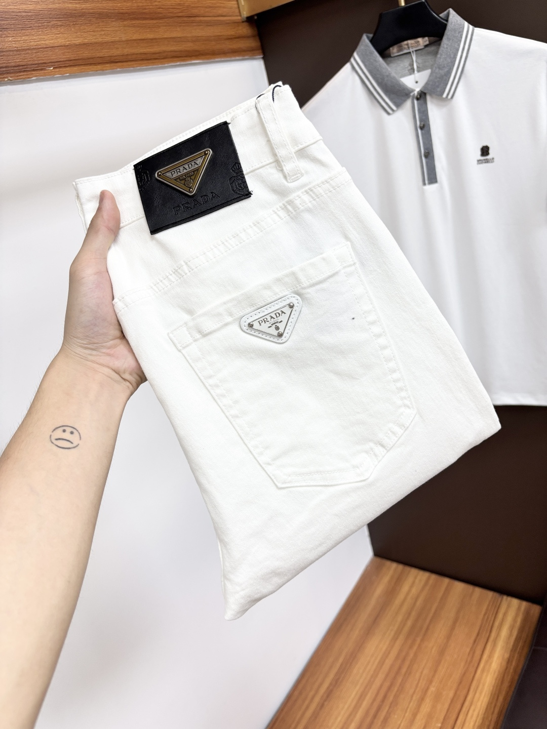 NO:846351,Prada [2026 Spring and Summer New Products] European Station Men's Business Casual Jeans When business meets leisure, when classics collide with fashion, in the spring of 2026, we bring you new European station men's business casual jeans!  Selected high-quality fabrics are soft, comfortable, and highly breathable, allowing you to stay fresh and comfortable during a busy workday. The design is simple yet stylish, perfectly blending business and leisure elements. Whether it is the office or a weekend party, you can easily control it and show your unique taste. Meet your dressing needs for different occasions and rejuvenate your wardrobe. K12  Slim tailoring fits the body shape, highlighting a man's erectness and confidence. The details show ingenuity, and every stitch is carefully polished to ensure both quality and comfort. Sizes 29-40, prada, jeans,19860909普拉达【2026春夏新品】欧洲站男士商务休闲牛仔裤 当商务遇上休闲,当经典碰撞时尚,2026年春季,我们为您带来全新欧洲站男士商务休闲牛仔裤！ 精选高品质面料,柔软舒适,透气性极佳,让您在繁忙的工作日中依然保持清爽与自在. 设计简约而不失格调,完美融合商务与休闲元素,无论是办公室还是周末聚会,都能轻松驾驭,展现您的独特品味. 满足您不同场合的穿搭需求,让您的衣橱焕发新生.K12 修身剪裁,贴合身形,凸显男士的挺拔与自信.细节之处彰显匠心,每一个针脚都经过精心打磨,确保品质与舒适并存. 尺码29-40,,prada,jeans,,Men's clothing
