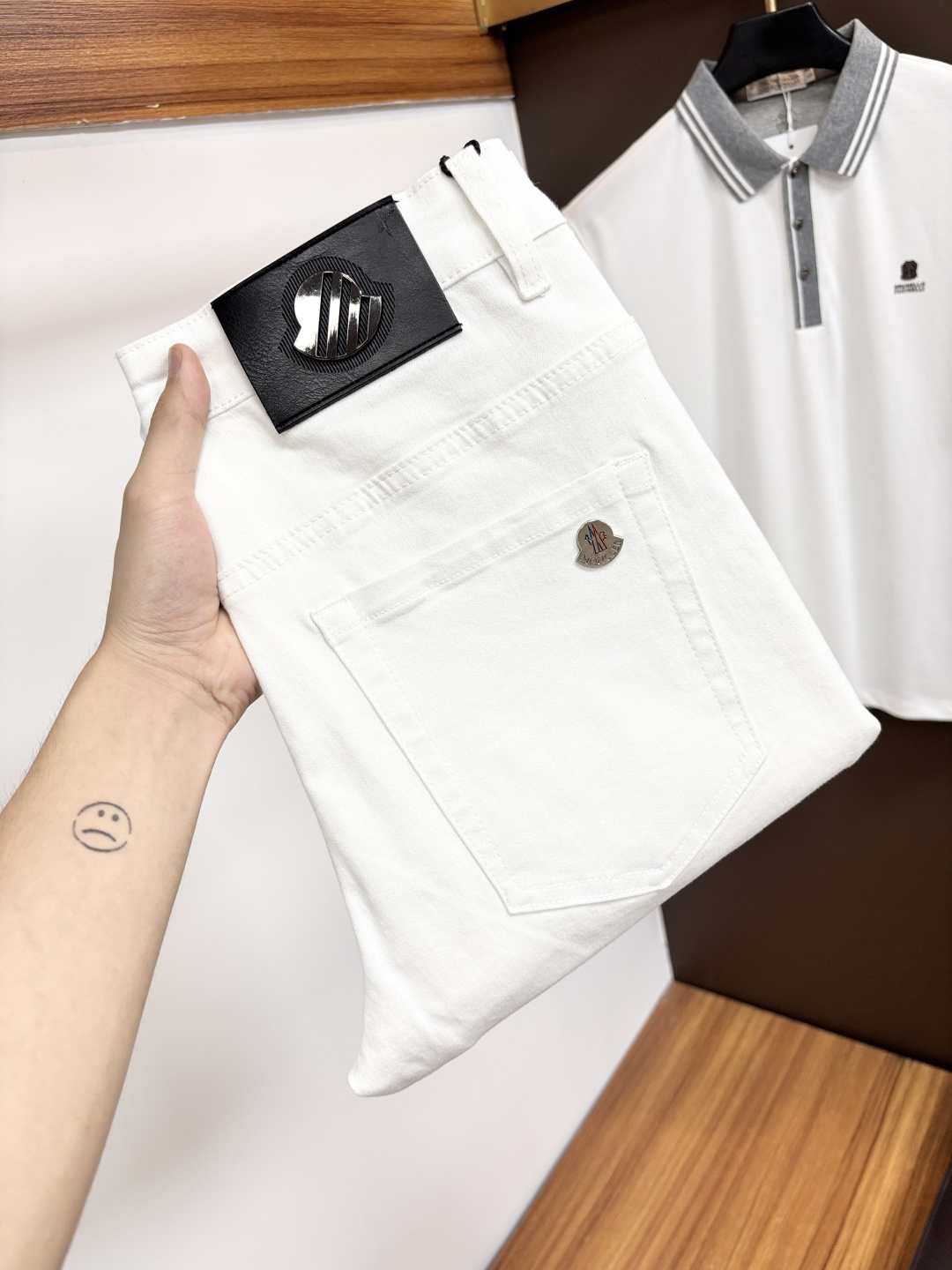 NO:846347,Mengkou [2026 Spring and Summer New Products] European Station Men's Business Casual Jeans When business meets leisure, when classics collide with fashion, in the spring of 2026, we bring you new European Station men's business casual jeans!  Selected high-quality fabrics are soft, comfortable, and highly breathable, allowing you to stay fresh and comfortable during a busy workday. The design is simple yet stylish, perfectly blending business and leisure elements. Whether it is the office or a weekend party, you can easily control it and show your unique taste. Meet your dressing needs for different occasions and rejuvenate your wardrobe. K12  Slim tailoring fits the body shape, highlighting a man's erectness and confidence. The details show ingenuity, and every stitch is carefully polished to ensure both quality and comfort. Sizes 29-40,,Moncler,jeans,19860909蒙口【2026春夏新品】欧洲站男士商务休闲牛仔裤 当商务遇上休闲,当经典碰撞时尚,2026年春季,我们为您带来全新欧洲站男士商务休闲牛仔裤！ 精选高品质面料,柔软舒适,透气性极佳,让您在繁忙的工作日中依然保持清爽与自在. 设计简约而不失格调,完美融合商务与休闲元素,无论是办公室还是周末聚会,都能轻松驾驭,展现您的独特品味. 满足您不同场合的穿搭需求,让您的衣橱焕发新生.K12 修身剪裁,贴合身形,凸显男士的挺拔与自信.细节之处彰显匠心,每一个针脚都经过精心打磨,确保品质与舒适并存. 尺码29-40,,Moncler,jeans,,Men's clothing