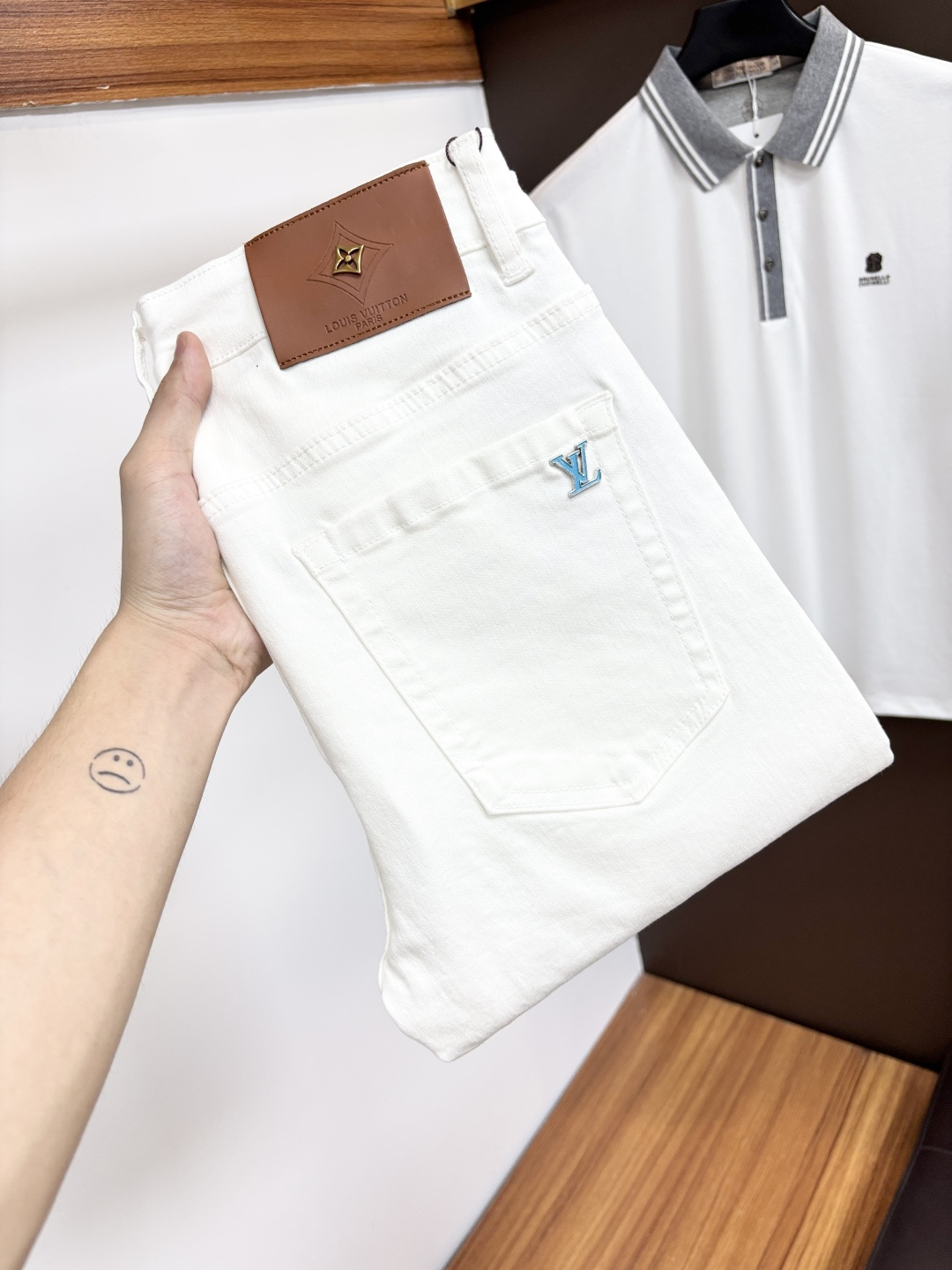 NO:833774,LV [2026 Spring and Summer New Products] European Station Men’s Business Casual Jeans When business meets leisure, when classics collide with fashion, in the spring of 2026, we bring you new European station men’s business casual jeans!  Selected high-quality fabrics are soft, comfortable and highly breathable, allowing you to stay fresh and comfortable during a busy workday. The design is simple yet stylish, perfectly blending business and leisure elements. Whether it is the office or a weekend party, you can easily control it and show your unique taste. It can meet your dressing needs for different occasions and rejuvenate your wardrobe. K12  Slim tailoring fits the body shape, highlighting a man's erectness and confidence. The details show ingenuity, and every stitch is carefully polished to ensure both quality and comfort. Sizes 29-40,, Louis Vuitton, Jeans,19860909LV【2026春夏新品】欧洲站男士商务休闲牛仔裤 当商务遇上休闲,当经典碰撞时尚,2026年春季,我们为您带来全新欧洲站男士商务休闲牛仔裤！ 精选高品质面料,柔软舒适,透气性极佳,让您在繁忙的工作日中依然保持清爽与自在. 设计简约而不失格调,完美融合商务与休闲元素,无论是办公室还是周末聚会,都能轻松驾驭,展现您的独特品味. 满足您不同场合的穿搭需求,让您的衣橱焕发新生.K12 修身剪裁,贴合身形,凸显男士的挺拔与自信.细节之处彰显匠心,每一个针脚都经过精心打磨,确保品质与舒适并存. 尺码29-40,,louis vuitton,jeans,,Men's clothing