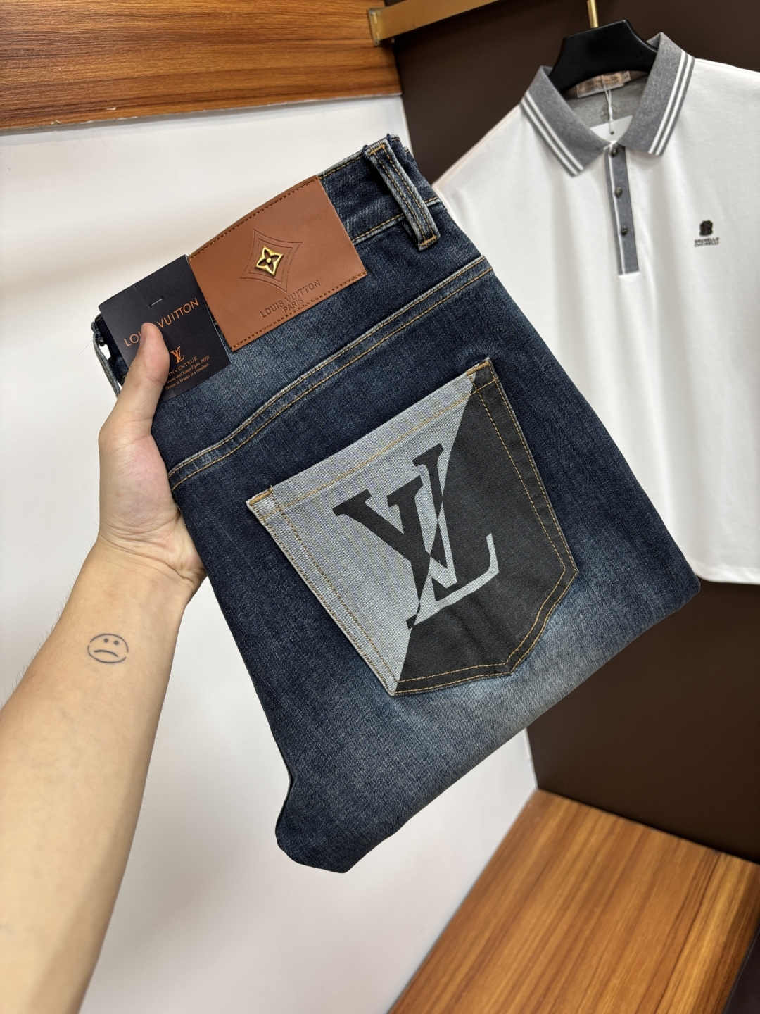 NO:846342,LV [2026 Spring and Summer New Products] European Station Men’s Business Casual Jeans When business meets leisure, when classics collide with fashion, in the spring of 2026, we bring you new European station men’s business casual jeans!  Selected high-quality fabrics are soft, comfortable, and highly breathable, allowing you to stay fresh and comfortable during a busy workday. The design is simple yet stylish, perfectly blending business and leisure elements. Whether it is the office or a weekend party, you can easily control it and show your unique taste. Meet your dressing needs for different occasions and rejuvenate your wardrobe. K12  Slim tailoring fits the body shape, highlighting a man's erectness and confidence. The details show ingenuity, and every stitch is carefully polished to ensure both quality and comfort. Sizes 29-40,, Louis Vuitton, Jeans,19860909LV【2026春夏新品】欧洲站男士商务休闲牛仔裤 当商务遇上休闲,当经典碰撞时尚,2026年春季,我们为您带来全新欧洲站男士商务休闲牛仔裤！ 精选高品质面料,柔软舒适,透气性极佳,让您在繁忙的工作日中依然保持清爽与自在. 设计简约而不失格调,完美融合商务与休闲元素,无论是办公室还是周末聚会,都能轻松驾驭,展现您的独特品味. 满足您不同场合的穿搭需求,让您的衣橱焕发新生.K12 修身剪裁,贴合身形,凸显男士的挺拔与自信.细节之处彰显匠心,每一个针脚都经过精心打磨,确保品质与舒适并存. 尺码29-40,,louis vuitton,jeans,,Men's clothing