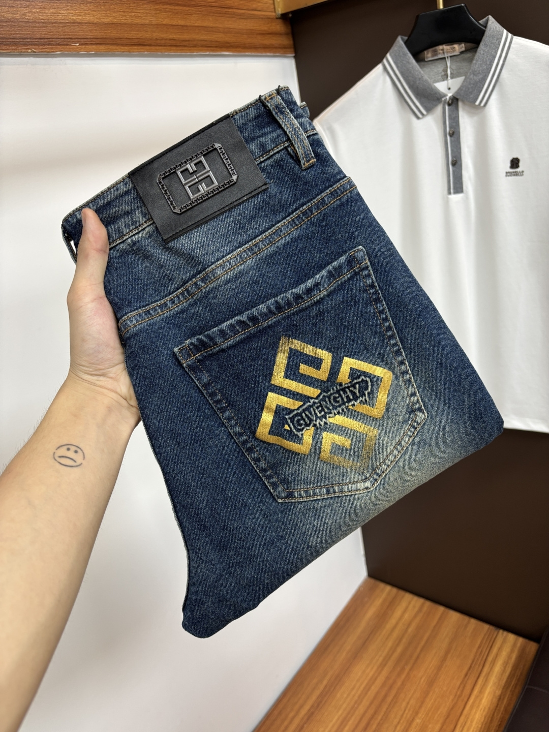 NO:846335,Givenchy [2026 Spring and Summer New Products] European Station Men's Business Casual Jeans When business meets leisure, when classics collide with fashion, in the spring of 2026, we bring you new European station men's business casual jeans!  Selected high-quality fabrics are soft, comfortable, and highly breathable, allowing you to stay fresh and comfortable during a busy workday. The design is simple yet stylish, perfectly blending business and leisure elements. Whether it is the office or a weekend party, you can easily control it and show your unique taste. Meet your dressing needs for different occasions and rejuvenate your wardrobe. K12  Slim tailoring fits the body shape, highlighting a man's erectness and confidence. The details show ingenuity, and every stitch is carefully polished to ensure both quality and comfort. Sizes 29-40,,givenchy,jeans,19860909纪梵希【2026春夏新品】欧洲站男士商务休闲牛仔裤 当商务遇上休闲,当经典碰撞时尚,2026年春季,我们为您带来全新欧洲站男士商务休闲牛仔裤！ 精选高品质面料,柔软舒适,透气性极佳,让您在繁忙的工作日中依然保持清爽与自在. 设计简约而不失格调,完美融合商务与休闲元素,无论是办公室还是周末聚会,都能轻松驾驭,展现您的独特品味. 满足您不同场合的穿搭需求,让您的衣橱焕发新生.K12 修身剪裁,贴合身形,凸显男士的挺拔与自信.细节之处彰显匠心,每一个针脚都经过精心打磨,确保品质与舒适并存. 尺码29-40,,givenchy,jeans,,Men's clothing