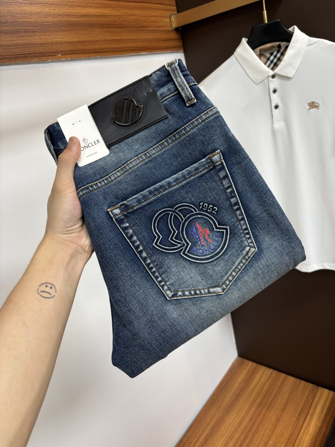 NO:843608,Mengkou [2026 Spring and Summer New Products] European Station Men's Business Casual Jeans When business meets leisure, when classics collide with fashion, in the spring of 2026, we bring you new European Station men's business casual jeans!  Selected high-quality fabrics are soft, comfortable and highly breathable, allowing you to stay fresh and comfortable during a busy workday. The design is simple yet stylish, perfectly blending business and leisure elements. Whether it is the office or a weekend party, you can easily control it and show your unique taste. It can meet your dressing needs for different occasions and rejuvenate your wardrobe. K12  Slim tailoring fits the body shape, highlighting a man's erectness and confidence. The details show ingenuity, and every stitch is carefully polished to ensure both quality and comfort. Sizes 29-40,,Moncler,jeans,19860909蒙口【2026春夏新品】欧洲站男士商务休闲牛仔裤 当商务遇上休闲,当经典碰撞时尚,2026年春季,我们为您带来全新欧洲站男士商务休闲牛仔裤！ 精选高品质面料,柔软舒适,透气性极佳,让您在繁忙的工作日中依然保持清爽与自在. 设计简约而不失格调,完美融合商务与休闲元素,无论是办公室还是周末聚会,都能轻松驾驭,展现您的独特品味. 满足您不同场合的穿搭需求,让您的衣橱焕发新生.K12 修身剪裁,贴合身形,凸显男士的挺拔与自信.细节之处彰显匠心,每一个针脚都经过精心打磨,确保品质与舒适并存. 尺码29-40,,Moncler,jeans,,Men's clothing
