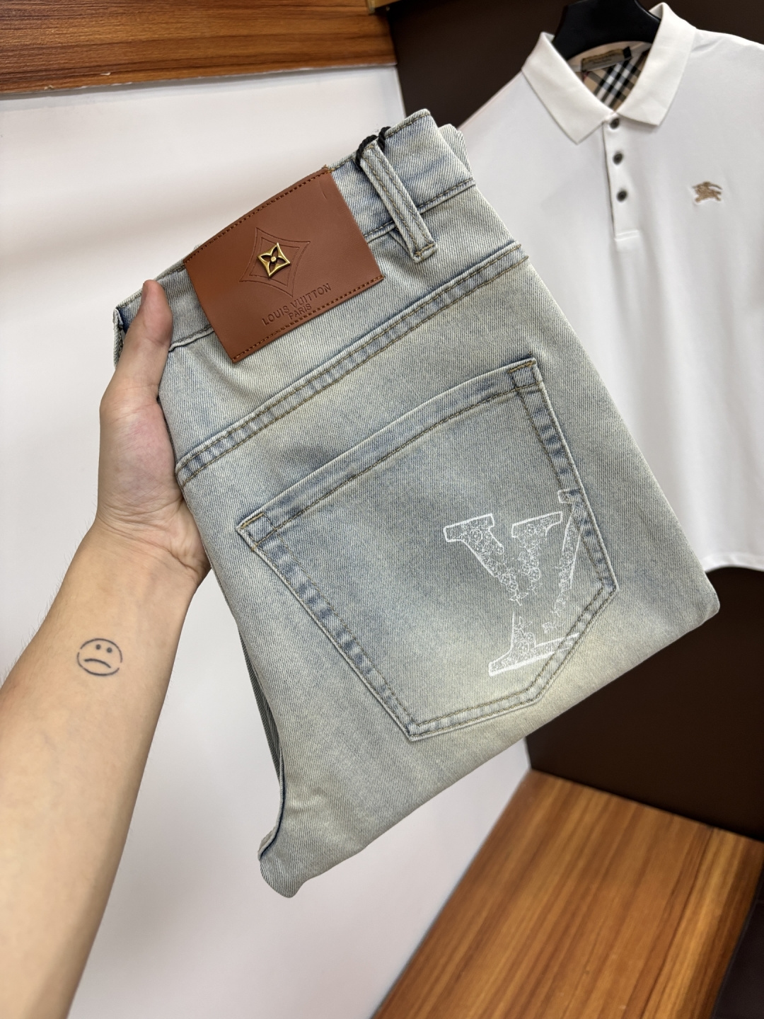 NO:843605,LV [2026 Spring and Summer New Products] European Station Men’s Business Casual Jeans When business meets leisure, when classics collide with fashion, in the spring of 2026, we bring you new European station men’s business casual jeans!  Selected high-quality fabrics are soft, comfortable and highly breathable, allowing you to stay fresh and comfortable during a busy workday. The design is simple yet stylish, perfectly blending business and leisure elements. Whether it is the office or a weekend party, you can easily control it and show your unique taste. It can meet your dressing needs for different occasions and rejuvenate your wardrobe. K12  Slim tailoring fits the body shape, highlighting a man's erectness and confidence. The details show ingenuity, and every stitch is carefully polished to ensure both quality and comfort. Sizes 29-40,, Louis Vuitton, Jeans,19860909LV【2026春夏新品】欧洲站男士商务休闲牛仔裤 当商务遇上休闲,当经典碰撞时尚,2026年春季,我们为您带来全新欧洲站男士商务休闲牛仔裤！ 精选高品质面料,柔软舒适,透气性极佳,让您在繁忙的工作日中依然保持清爽与自在. 设计简约而不失格调,完美融合商务与休闲元素,无论是办公室还是周末聚会,都能轻松驾驭,展现您的独特品味. 满足您不同场合的穿搭需求,让您的衣橱焕发新生.K12 修身剪裁,贴合身形,凸显男士的挺拔与自信.细节之处彰显匠心,每一个针脚都经过精心打磨,确保品质与舒适并存. 尺码29-40,,louis vuitton,jeans,,Men's clothing