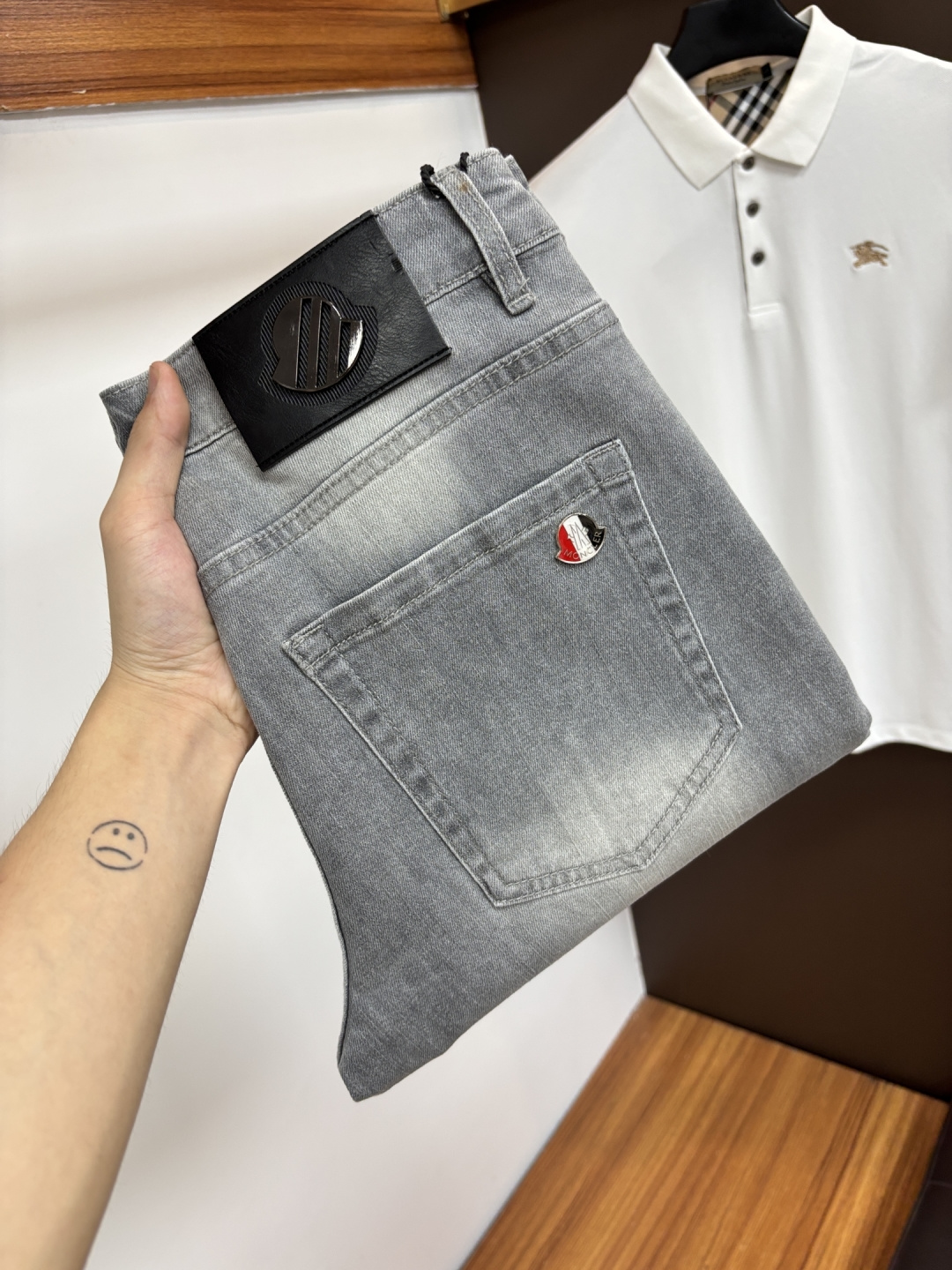 NO:846323,Mengkou [2026 Spring and Summer New Products] European Station Men's Business Casual Jeans When business meets leisure, when classics collide with fashion, in the spring of 2026, we bring you new European Station men's business casual jeans!  Selected high-quality fabrics are soft, comfortable, and highly breathable, allowing you to stay fresh and comfortable during a busy workday. The design is simple yet stylish, perfectly blending business and leisure elements. Whether it is the office or a weekend party, you can easily control it and show your unique taste. Meet your dressing needs for different occasions and rejuvenate your wardrobe. K12  Slim tailoring fits the body shape, highlighting a man's erectness and confidence. The details show ingenuity, and every stitch is carefully polished to ensure both quality and comfort. Sizes 29-40,,Moncler,jeans,19860909蒙口【2026春夏新品】欧洲站男士商务休闲牛仔裤 当商务遇上休闲,当经典碰撞时尚,2026年春季,我们为您带来全新欧洲站男士商务休闲牛仔裤！ 精选高品质面料,柔软舒适,透气性极佳,让您在繁忙的工作日中依然保持清爽与自在. 设计简约而不失格调,完美融合商务与休闲元素,无论是办公室还是周末聚会,都能轻松驾驭,展现您的独特品味. 满足您不同场合的穿搭需求,让您的衣橱焕发新生.K12 修身剪裁,贴合身形,凸显男士的挺拔与自信.细节之处彰显匠心,每一个针脚都经过精心打磨,确保品质与舒适并存. 尺码29-40,,Moncler,jeans,,Men's clothing