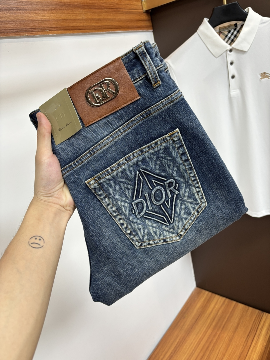 NO:846328,Dior [2026 Spring and Summer New Products] European Station Men's Business Casual Jeans When business meets leisure, when classics collide with fashion, in the spring of 2026, we bring you new European station men's business casual jeans!  Selected high-quality fabrics are soft, comfortable, and highly breathable, allowing you to stay fresh and comfortable during a busy workday. The design is simple yet stylish, perfectly blending business and leisure elements. Whether it is the office or a weekend party, you can easily control it and show your unique taste. Meet your dressing needs for different occasions and rejuvenate your wardrobe. K12  Slim tailoring fits the body shape, highlighting a man's erectness and confidence. The details show ingenuity, and every stitch is carefully polished to ensure both quality and comfort. Sizes 29-40, dior, jeans,19860909迪奥【2026春夏新品】欧洲站男士商务休闲牛仔裤 当商务遇上休闲,当经典碰撞时尚,2026年春季,我们为您带来全新欧洲站男士商务休闲牛仔裤！ 精选高品质面料,柔软舒适,透气性极佳,让您在繁忙的工作日中依然保持清爽与自在. 设计简约而不失格调,完美融合商务与休闲元素,无论是办公室还是周末聚会,都能轻松驾驭,展现您的独特品味. 满足您不同场合的穿搭需求,让您的衣橱焕发新生.K12 修身剪裁,贴合身形,凸显男士的挺拔与自信.细节之处彰显匠心,每一个针脚都经过精心打磨,确保品质与舒适并存. 尺码29-40,,dior,jeans,,Men's clothing