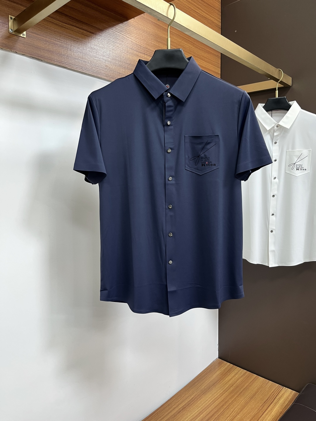 NO:836835,Kiton is a must-have item for high-end business and white-collar workers!  Seamless laminated ice silk casual business short-sleeved shirt, technical fabric, ice silk traceless, great body feel, smooth feel and great texture!  It has good elasticity and no sense of restraint. The fabric has breathable mesh, moisture-wicking, quick-drying and keeps you dry. The small lapel placket design shows a tall and straight posture without being too soft. The simple style can be used for both business and leisure. Highly recommended!  High-elastic ice silk, the touch is as smooth as jade silk, clean and neat, elegant and gentlemanly. High-end materials, the focus is on the fabric, quality control must be top-notch, the hand feels extremely delicate and smooth, the fabric has a good luster and the upper body frame feels good, it is a mature quality men's clothing!  Sweat dry in seconds in summer, ZJ new experience, business commuting and leisure M-4XL, shirts, T-shirt,19860909Kiton 高端商务 白领 单位人士必入单品！ 无痕压胶冰丝休闲商务短袖衬衫,科技面料,冰丝无痕,体感非常棒,手感顺滑质感很棒！弹性好,无任何束缚感,面料自带透气网孔,吸湿排汗,速干保持干爽,小翻领门襟排扣设计,展露挺拔姿态,不软踏,简约款式,商务休闲都可驾驭,强烈推荐！高弹冰丝,触感堪比玉蚕丝一样丝滑,干净利落,儒雅绅士风度.高级材质,重点就是面料上,品控的必上,手感极其细腻光滑,面料光泽感和上身骨架感好,打招成熟品质男装！夏天出汗秒干,ZJ全新体验 商务通勤休闲 M-4XL,,shirts,T-shirt,,Men's clothing
