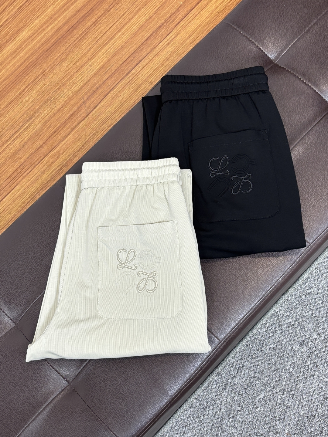 NO:871985,Luo Yiwei's new 2026ss summer counter products are launched simultaneously. High-quality fashionable casual pants made from original orders. Super versatile. Exclusively customized-imported high-end cotton fabrics, with a delicate and soft feel, comfortable close-fitting, and a super stylish upper body! The latest hardware accessories from the original custom-made counter. Super beautiful shape, the upper body shows slender legs, and the lining and wiring are impeccable. It can be attended to any occasion. L35 once again emphasizes that the fabric is very, very high-grade! Code number 29-38,,loewe,19860909罗意威 2026ss夏季专柜新品同步上市.原单订制高品质时尚休闲裤.超级百搭款.独家定制-进口高端绵面料,手感细腻柔软,贴身舒适,上身超有型！原版定制专柜最新五金辅料.超靓版型、上身显腿修长,內里,走线都无可挑剔,任何场合都可出席,L35 再次强调面料非常非常显档次！码数29-38,,loewe,,Men's clothing