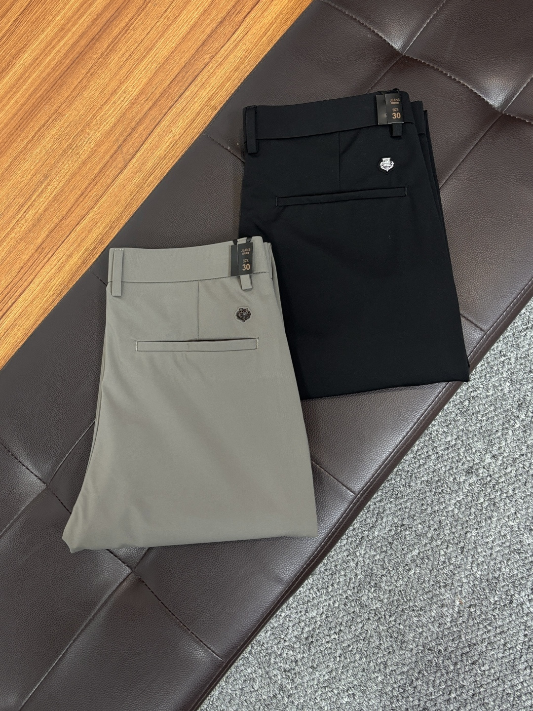NO:871976,Nuoyoupanya's new 2026ss summer counter products are launched simultaneously. Original order-made high-quality fashionable casual pants. Super versatile. Exclusively customized-imported high-end cotton fabrics, with a delicate and soft feel, comfortable close-fitting, and a super stylish upper body! The latest hardware accessories from the original custom-made counter. Super beautiful shape, the upper body shows slender legs, and the lining and wiring are impeccable. It can be attended to any occasion. L35 once again emphasizes that the fabric is very, very high-grade! Code number 29-38,,19860909诺悠翩雅 2026ss夏季专柜新品同步上市.原单订制高品质时尚休闲裤.超级百搭款.独家定制-进口高端绵面料,手感细腻柔软,贴身舒适,上身超有型！原版定制专柜最新五金辅料.超靓版型、上身显腿修长,內里,走线都无可挑剔,任何场合都可出席,L35 再次强调面料非常非常显档次！码数29-38,,,Men's clothing