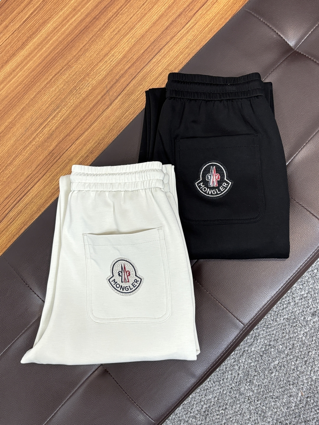 NO:871967,Mengkou 2026ss new summer counter products are launched simultaneously. Original order-made high-quality fashionable casual pants. Super versatile. Exclusively customized-imported high-end cotton fabrics, with a delicate and soft feel, comfortable close-fitting, and a super stylish upper body! The latest hardware accessories from the original custom-made counter. Super beautiful shape, the upper body shows slender legs, and the lining and wiring are impeccable. It can be attended to any occasion. L35 once again emphasizes that the fabric is very, very high-grade! Size 29-38,,Moncler,19860909蒙口 2026ss夏季专柜新品同步上市.原单订制高品质时尚休闲裤.超级百搭款.独家定制-进口高端绵面料,手感细腻柔软,贴身舒适,上身超有型！原版定制专柜最新五金辅料.超靓版型、上身显腿修长,內里,走线都无可挑剔,任何场合都可出席,L35 再次强调面料非常非常显档次！码数29-38,,Moncler,,Men's clothing