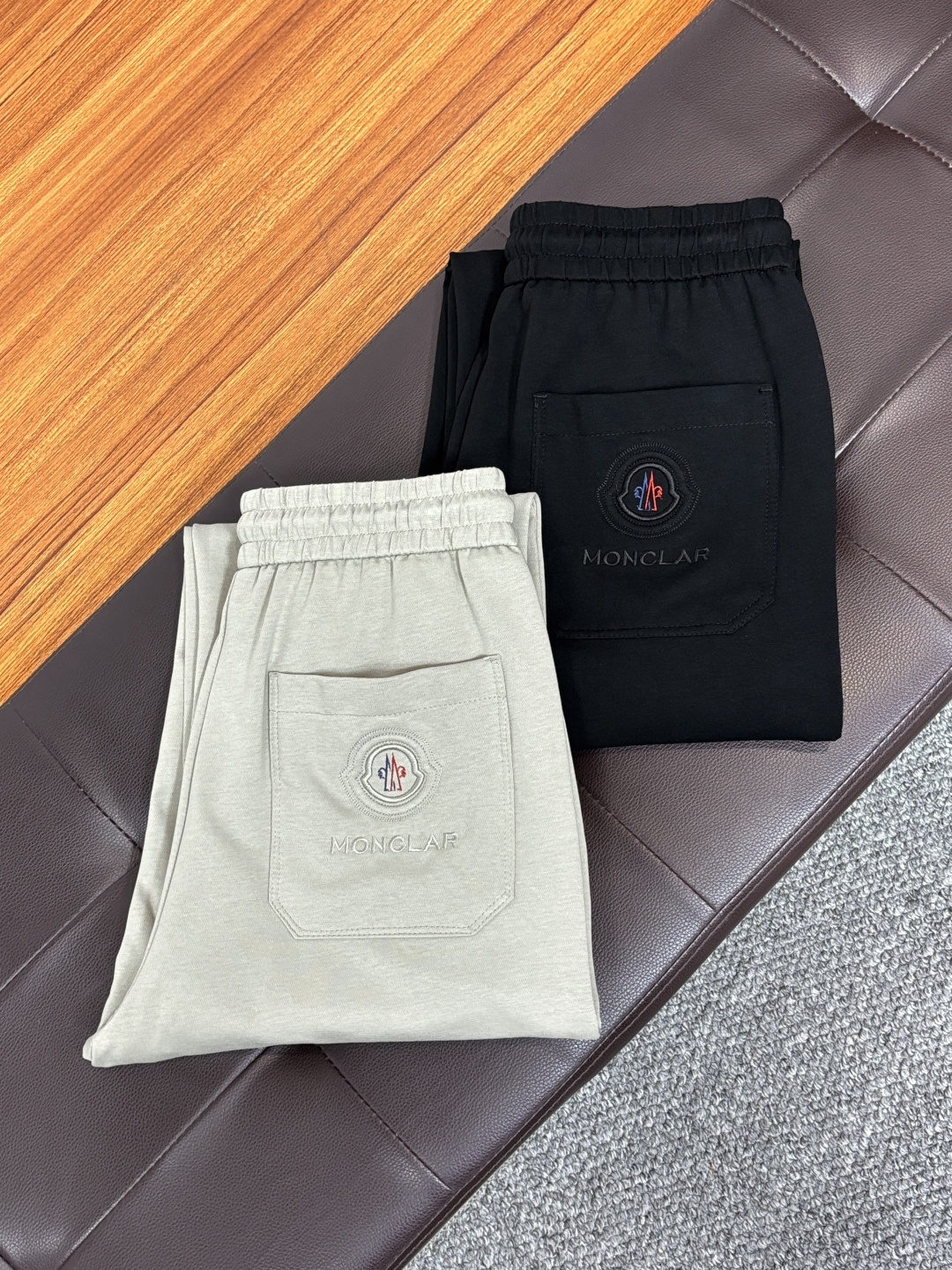 NO:937837,Mengkou 2026ss new summer counter products are launched simultaneously. Original order-made high-quality fashionable casual pants. Super versatile. Exclusively customized-imported high-end cotton fabrics, with a delicate and soft feel, comfortable close-fitting, and a super stylish upper body! The latest hardware accessories from the original custom-made counter. Super beautiful shape, the upper body shows slender legs, and the lining and wiring are impeccable. It can be attended to any occasion. L35 once again emphasizes that the fabric is very, very high-grade! Size 29-38,,Moncler,19860909蒙口 2026ss夏季专柜新品同步上市.原单订制高品质时尚休闲裤.超级百搭款.独家定制-进口高端绵面料,手感细腻柔软,贴身舒适,上身超有型！原版定制专柜最新五金辅料.超靓版型、上身显腿修长,內里,走线都无可挑剔,任何场合都可出席,L35 再次强调面料非常非常显档次！码数29-38,,Moncler,,Men's clothing