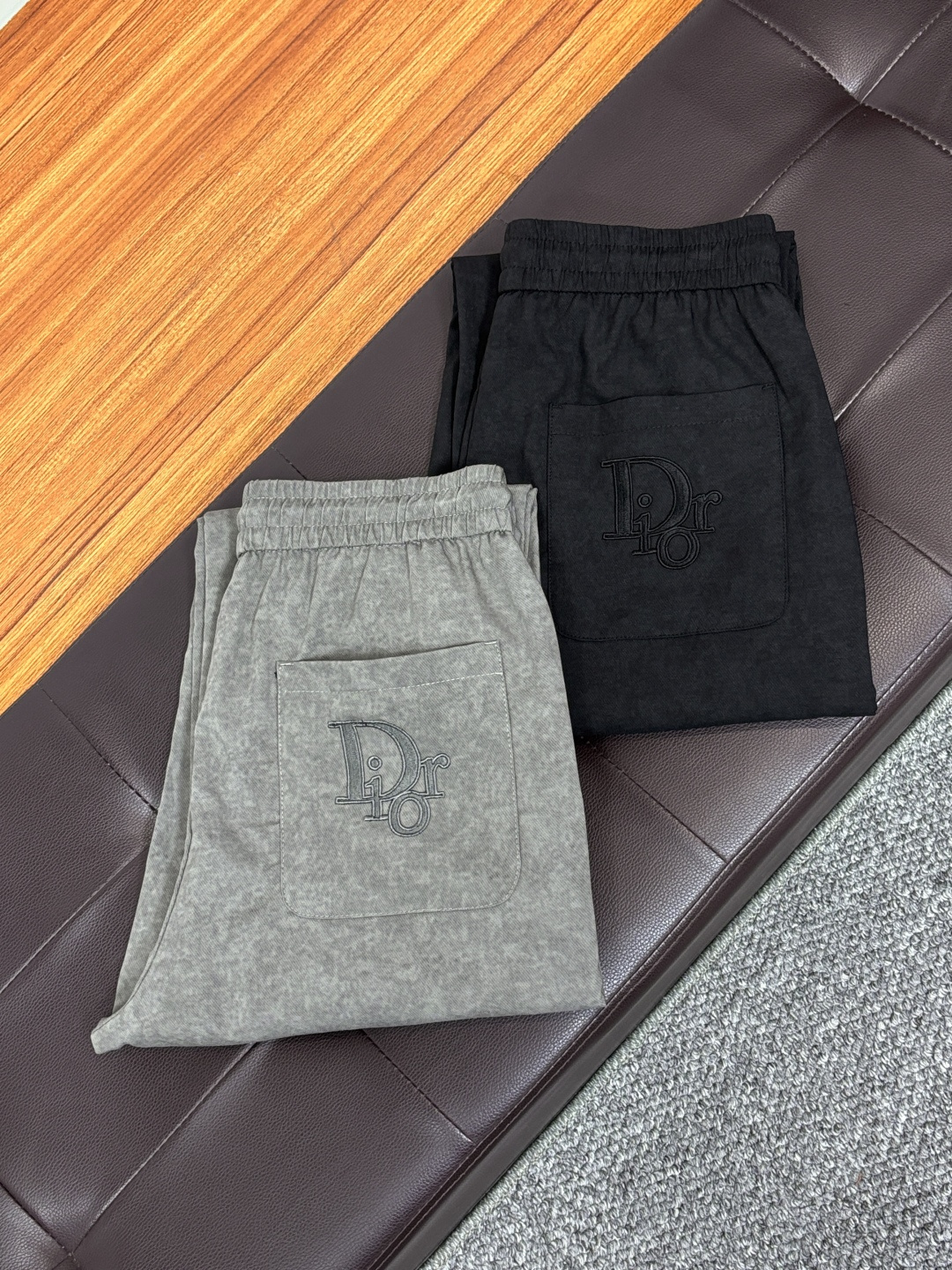 NO:871960,Dior's new 2026ss summer counter products are on the market at the same time. High-quality fashionable casual pants made from original orders. Super versatile. Exclusively customized - imported high-end cotton fabrics, with a delicate and soft feel, comfortable close-fitting, and a super stylish upper body! The latest hardware accessories from the original custom-made counter. Super beautiful shape, the upper body shows slender legs, and the lining and wiring are impeccable. It can be attended to any occasion. L35 once again emphasizes that the fabric is very, very high-grade! Code number 29-38,,dior,19860909迪奥 2026ss夏季专柜新品同步上市.原单订制高品质时尚休闲裤.超级百搭款.独家定制-进口高端绵面料,手感细腻柔软,贴身舒适,上身超有型！原版定制专柜最新五金辅料.超靓版型、上身显腿修长,內里,走线都无可挑剔,任何场合都可出席,L35 再次强调面料非常非常显档次！码数29-38,,dior,,Men's clothing
