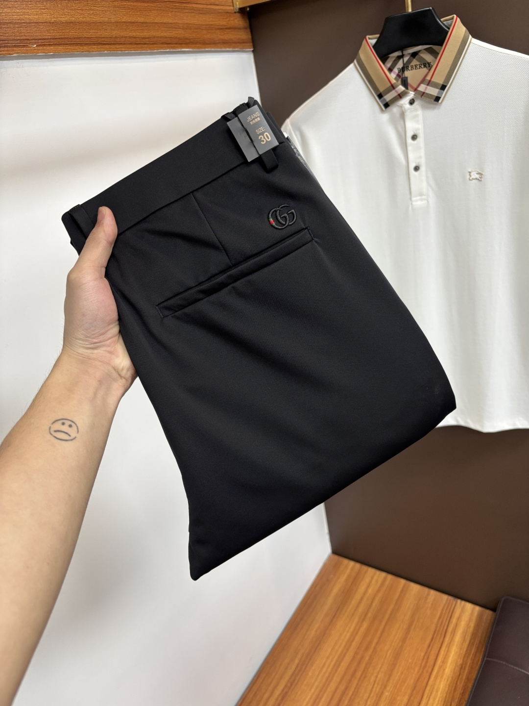 NO:836850,Gucci's new 2026ss summer counter products are on the market simultaneously. High-quality fashionable casual pants made from original orders. Super versatile. Exclusively customized - imported high-end cotton fabrics, with a delicate and soft feel, comfortable close-fitting, and a super stylish upper body! The latest hardware accessories from the original custom-made counter. Super beautiful shape, the upper body shows slender legs, and the lining and wiring are impeccable. It can be attended to any occasion. L35 once again emphasizes that the fabric is very, very high-grade! Code number 29-38,,19860909古奇 2026ss夏季专柜新品同步上市.原单订制高品质时尚休闲裤.超级百搭款.独家定制-进口高端绵面料,手感细腻柔软,贴身舒适,上身超有型！原版定制专柜最新五金辅料.超靓版型、上身显腿修长,內里,走线都无可挑剔,任何场合都可出席,L35 再次强调面料非常非常显档次！码数29-38,,,Men's clothing