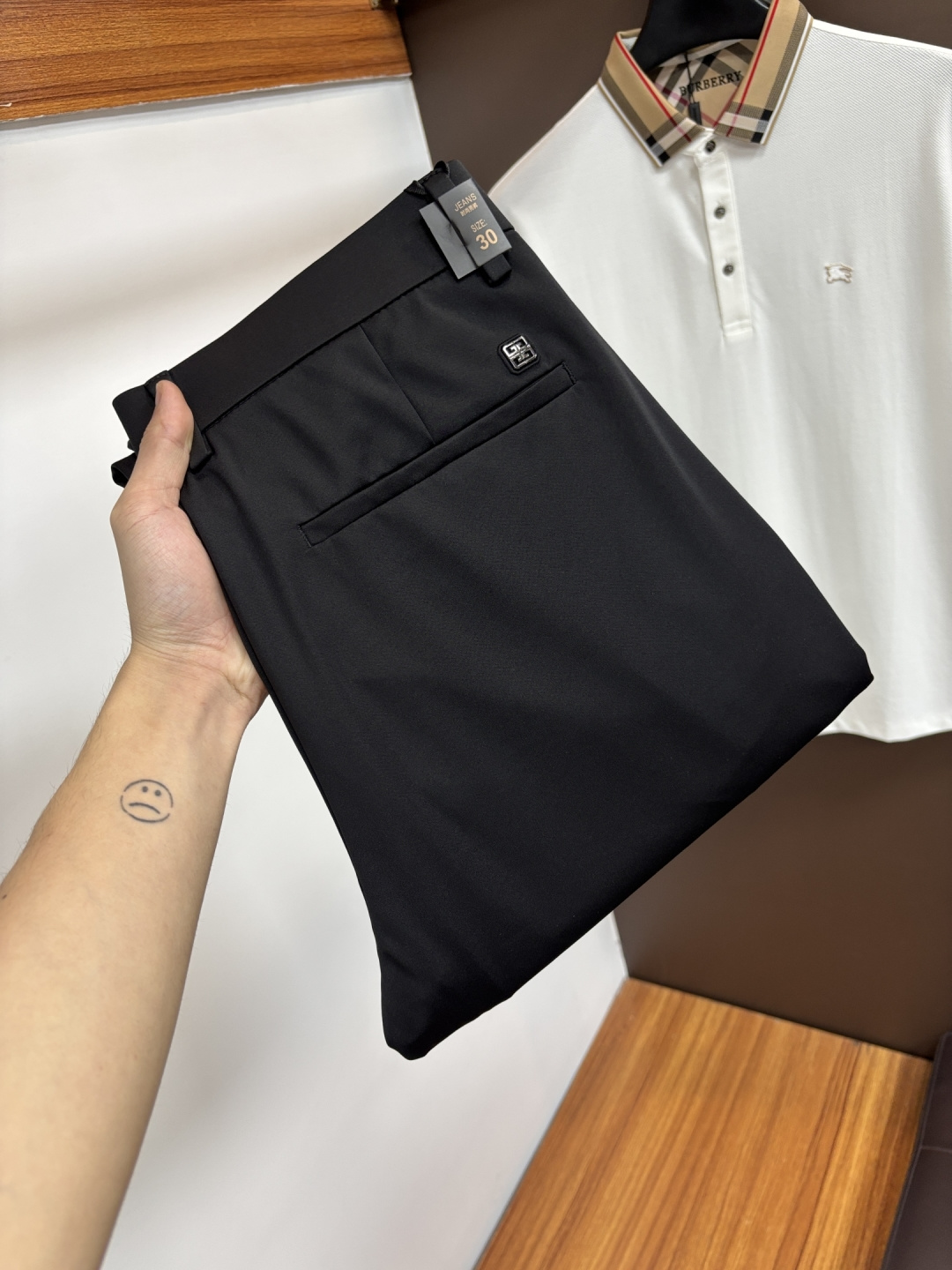 NO:876830,Givenchy's new 2026ss summer counter products are on the market at the same time. High-quality fashionable casual pants made from original orders. Super versatile. Exclusively customized - imported high-end cotton fabrics, with a delicate and soft feel, comfortable close-fitting, and a super stylish upper body! The latest hardware accessories from the original custom-made counter. Super beautiful shape, the upper body shows slender legs, and the lining and wiring are impeccable. It can be attended to any occasion. L35 once again emphasizes that the fabric is very, very high-grade! Code number 29-38,,givenchy,19860909纪梵希 2026ss夏季专柜新品同步上市.原单订制高品质时尚休闲裤.超级百搭款.独家定制-进口高端绵面料,手感细腻柔软,贴身舒适,上身超有型！原版定制专柜最新五金辅料.超靓版型、上身显腿修长,內里,走线都无可挑剔,任何场合都可出席,L35 再次强调面料非常非常显档次！码数29-38,,givenchy,,Men's clothing
