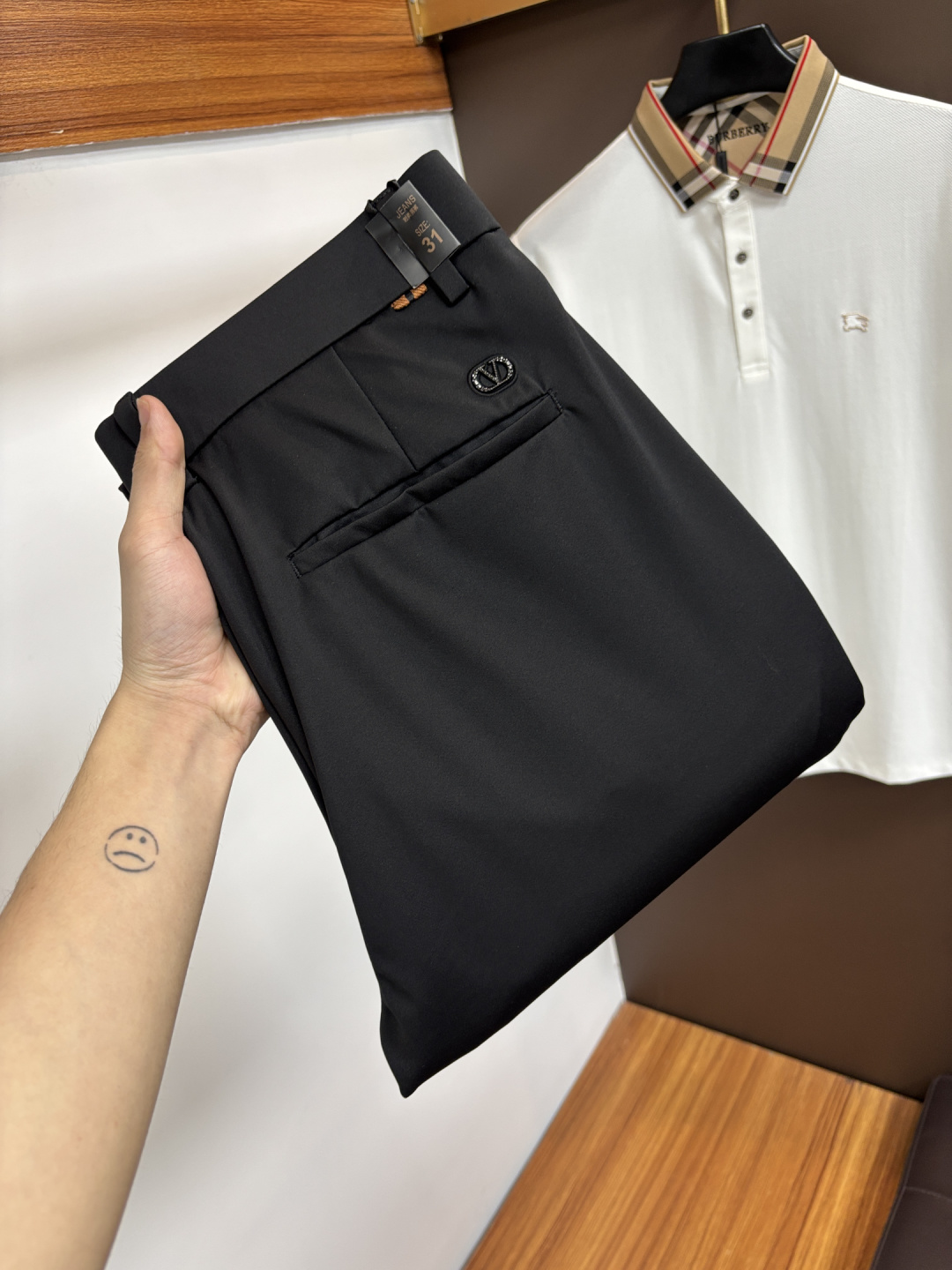 NO:876800,Valentino's new 2026ss summer counter products are on the market simultaneously. High-quality fashionable casual pants made from original orders. Super versatile. Exclusively customized - imported high-end cotton fabrics, with a delicate and soft feel, comfortable fit, and a super stylish upper body! The latest hardware accessories from the original custom-made counter. Super beautiful shape, the upper body shows slender legs, and the lining and wiring are impeccable. It can be attended to any occasion. L35 once again emphasizes that the fabric is very, very high-grade! Code number 29-38,,valentino,19860909华伦天奴 2026ss夏季专柜新品同步上市.原单订制高品质时尚休闲裤.超级百搭款.独家定制-进口高端绵面料,手感细腻柔软,贴身舒适,上身超有型！原版定制专柜最新五金辅料.超靓版型、上身显腿修长,內里,走线都无可挑剔,任何场合都可出席,L35 再次强调面料非常非常显档次！码数29-38,,valentino,,Men's clothing