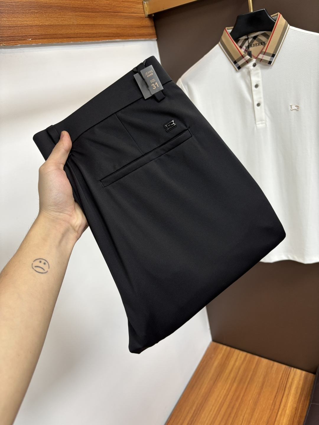NO:876808,Fendi's new 2026ss summer counter products are on the market simultaneously. High-quality fashionable casual pants made from original orders. Super versatile. Exclusively customized - imported high-end cotton fabrics, with a delicate and soft feel, comfortable close-fitting, and a super stylish upper body! The latest hardware accessories from the original custom-made counter. Super beautiful shape, the upper body shows slender legs, and the lining and wiring are impeccable. It can be attended to any occasion. L35 once again emphasizes that the fabric is very, very high-grade! Code number 29-38,,fendi,19860909芬迪 2026ss夏季专柜新品同步上市.原单订制高品质时尚休闲裤.超级百搭款.独家定制-进口高端绵面料,手感细腻柔软,贴身舒适,上身超有型！原版定制专柜最新五金辅料.超靓版型、上身显腿修长,內里,走线都无可挑剔,任何场合都可出席,L35 再次强调面料非常非常显档次！码数29-38,,fendi,,Men's clothing