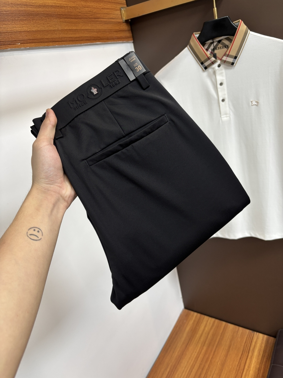 NO:876827,Mengkou 2026ss new summer counter products are launched simultaneously. Original order-made high-quality fashionable casual pants. Super versatile. Exclusively customized-imported high-end cotton fabrics, with a delicate and soft feel, comfortable close-fitting, and a super stylish upper body! The latest hardware accessories from the original custom-made counter. Super beautiful shape, the upper body shows slender legs, and the lining and wiring are impeccable. It can be attended to any occasion. L35 once again emphasizes that the fabric is very, very high-grade! Size 29-38,,Moncler,19860909蒙口 2026ss夏季专柜新品同步上市.原单订制高品质时尚休闲裤.超级百搭款.独家定制-进口高端绵面料,手感细腻柔软,贴身舒适,上身超有型！原版定制专柜最新五金辅料.超靓版型、上身显腿修长,內里,走线都无可挑剔,任何场合都可出席,L35 再次强调面料非常非常显档次！码数29-38,,Moncler,,Men's clothing