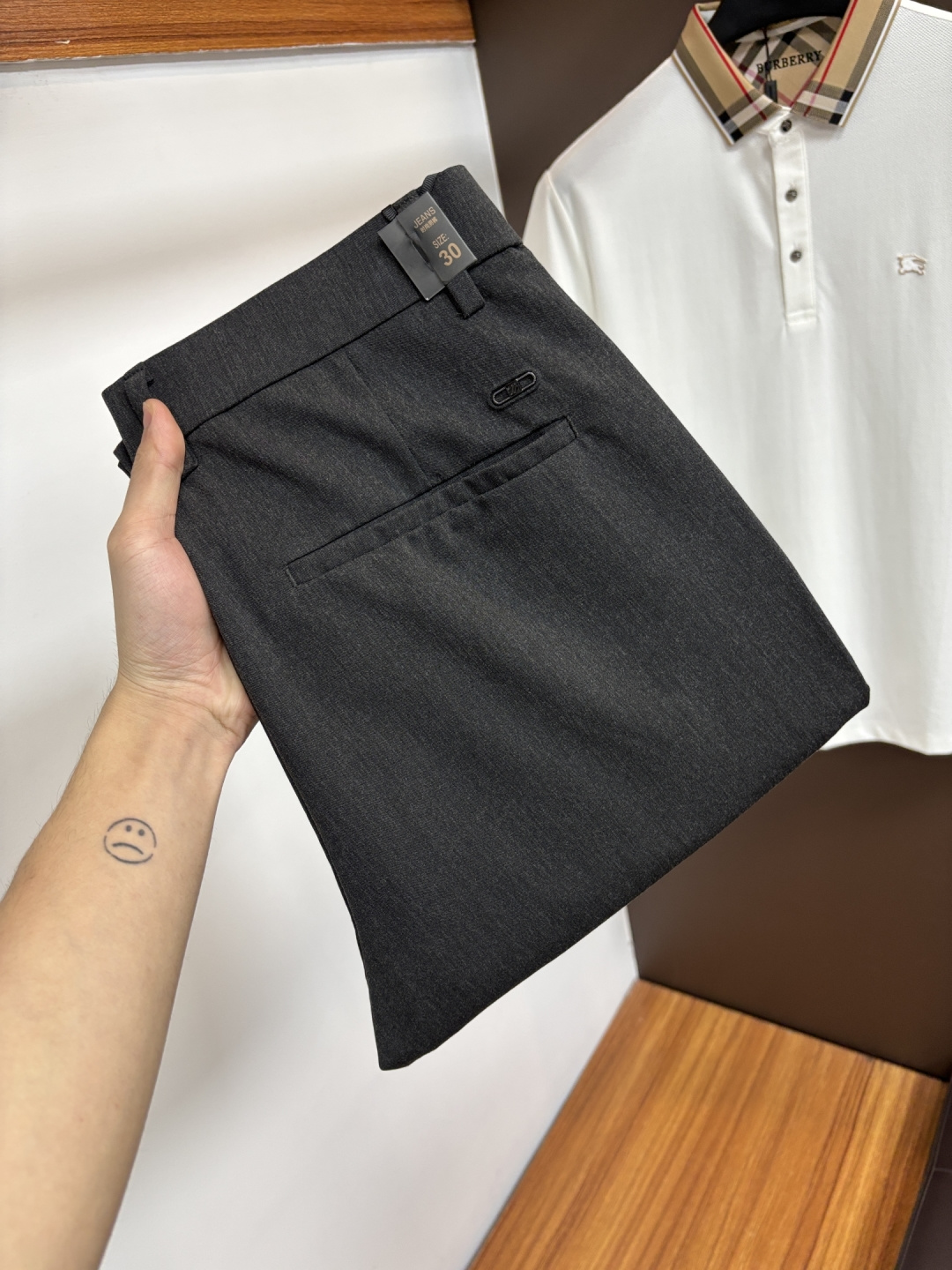 NO:876837,Ermenegildo Zegna's new 2026ss summer counter products are on the market simultaneously. High-quality fashionable casual pants made from original orders. Super versatile. Exclusively customized - imported high-end cotton fabrics, with a delicate and soft feel, comfortable close-fitting, and a super stylish upper body! The latest hardware accessories from the original custom-made counter. Super beautiful shape, the upper body shows slender legs, and the lining and wiring are impeccable. It can be attended to any occasion. L35 once again emphasizes that the fabric is very, very high-grade! Code number 29-38,,zegna,19860909杰尼亚 2026ss夏季专柜新品同步上市.原单订制高品质时尚休闲裤.超级百搭款.独家定制-进口高端绵面料,手感细腻柔软,贴身舒适,上身超有型！原版定制专柜最新五金辅料.超靓版型、上身显腿修长,內里,走线都无可挑剔,任何场合都可出席,L35 再次强调面料非常非常显档次！码数29-38,,zegna,,Men's clothing