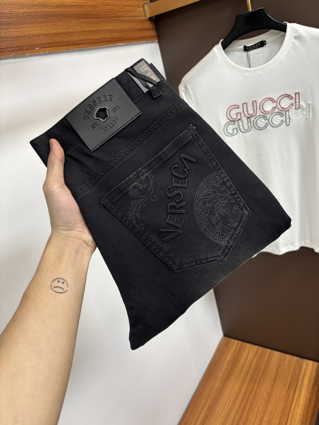 NO:836845,Versace's new 2026ss summer counter products are on the market at the same time. High-quality fashionable casual pants made from original orders. Super versatile. Exclusively customized - imported high-end cotton fabrics, with a delicate and soft feel, comfortable close-fitting, and a super stylish upper body! The latest hardware accessories from the original custom-made counter. Super beautiful shape, the upper body shows slender legs, and the lining and wiring are impeccable. It can be attended to any occasion. L35 once again emphasizes that the fabric is very, very high-grade! Code number 29-38,,versace,19860909范思哲 2026ss夏季专柜新品同步上市.原单订制高品质时尚休闲裤.超级百搭款.独家定制-进口高端绵面料,手感细腻柔软,贴身舒适,上身超有型！原版定制专柜最新五金辅料.超靓版型、上身显腿修长,內里,走线都无可挑剔,任何场合都可出席,L35 再次强调面料非常非常显档次！码数29-38,,versace,,Men's clothing