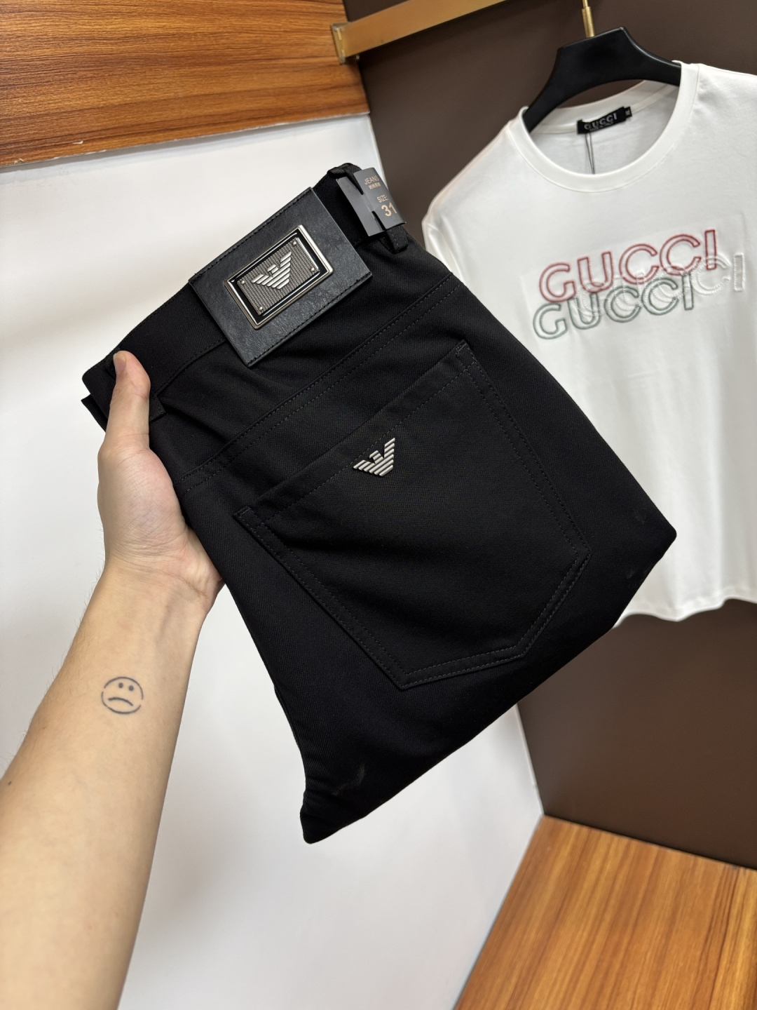 NO:876844,Armani's new 2026ss summer counter products are on the market simultaneously. High-quality fashionable casual pants made from original orders. Super versatile. Exclusively customized-imported high-end cotton fabrics, with a delicate and soft feel, comfortable close-fitting, and a super stylish upper body! The latest hardware accessories from the original custom-made counter. Super beautiful shape, the upper body shows slender legs, and the lining and wiring are impeccable. It can be attended to any occasion. L35 once again emphasizes that the fabric is very, very high-grade! Code number 29-38,,armani,19860909阿玛尼 2026ss夏季专柜新品同步上市.原单订制高品质时尚休闲裤.超级百搭款.独家定制-进口高端绵面料,手感细腻柔软,贴身舒适,上身超有型！原版定制专柜最新五金辅料.超靓版型、上身显腿修长,內里,走线都无可挑剔,任何场合都可出席,L35 再次强调面料非常非常显档次！码数29-38,,armani,,Men's clothing