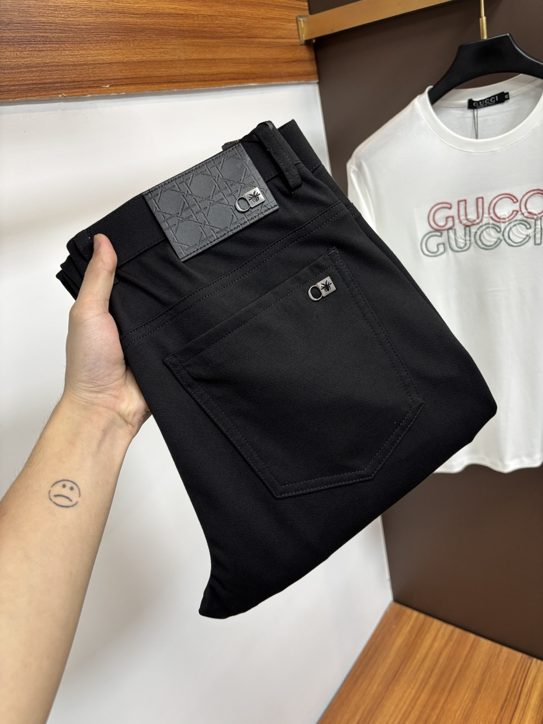 NO:876852,Dior's new 2026ss summer counter products are on the market at the same time. High-quality fashionable casual pants made from original orders. Super versatile. Exclusively customized - imported high-end cotton fabrics, with a delicate and soft feel, comfortable close-fitting, and a super stylish upper body! The latest hardware accessories from the original custom-made counter. Super beautiful shape, the upper body shows slender legs, and the lining and wiring are impeccable. It can be attended to any occasion. L35 once again emphasizes that the fabric is very, very high-grade! Code number 29-38,,dior,19860909迪奥 2026ss夏季专柜新品同步上市.原单订制高品质时尚休闲裤.超级百搭款.独家定制-进口高端绵面料,手感细腻柔软,贴身舒适,上身超有型！原版定制专柜最新五金辅料.超靓版型、上身显腿修长,內里,走线都无可挑剔,任何场合都可出席,L35 再次强调面料非常非常显档次！码数29-38,,dior,,Men's clothing