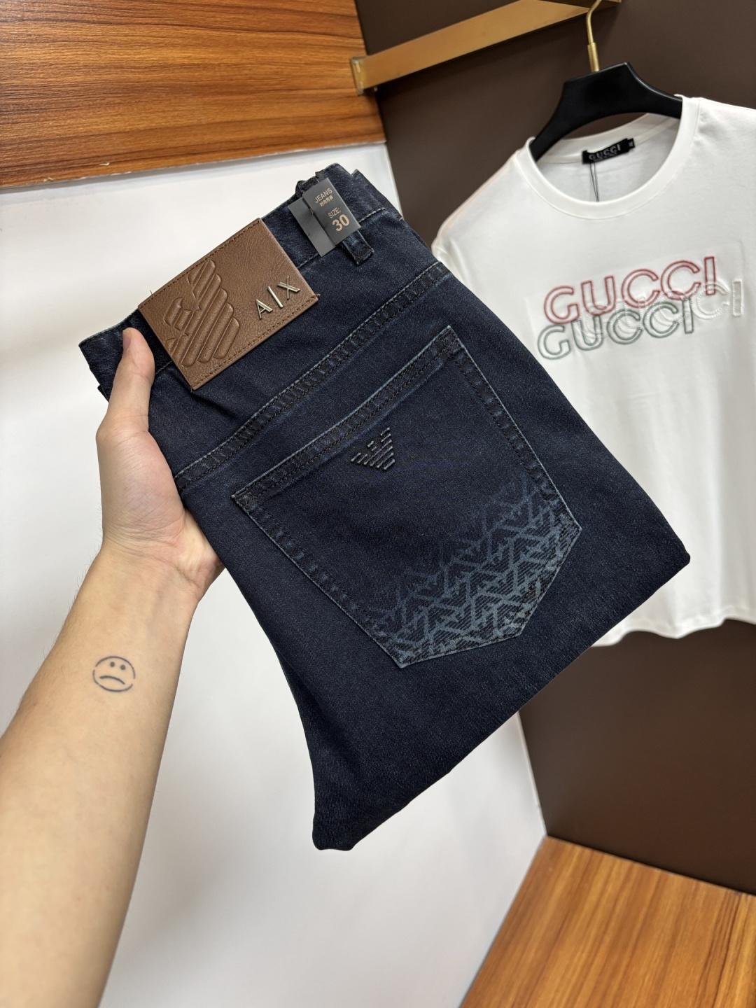 NO:833814,Armani 2026ss new summer jeans. Original 1:1 production, the perfect choice for daily essentials, simple and stylish, custom imported denim fabric, heavy washing process, complex workmanship and exquisite craftsmanship. Easily cater to the needs of the four seasons, soft and elastic, L35 smooth and neat, original accessories and hardware, comfortable upper body, very easy to wear and durable, size 29-38,,armani,jeans,19860909阿玛尼 2026ss夏季新款牛仔裤.原单1:1制作,日常必备的完美之选,简单大气亦时尚有型,定制进口丹宁面料 ,重工洗水工艺,做工复杂工艺精湛.轻松迎合四季需要,手感柔软带弹力,L35 流畅利落,原版辅料五金,上身舒适非常易搭耐看码数29-38,,armani,jeans,,Men's clothing