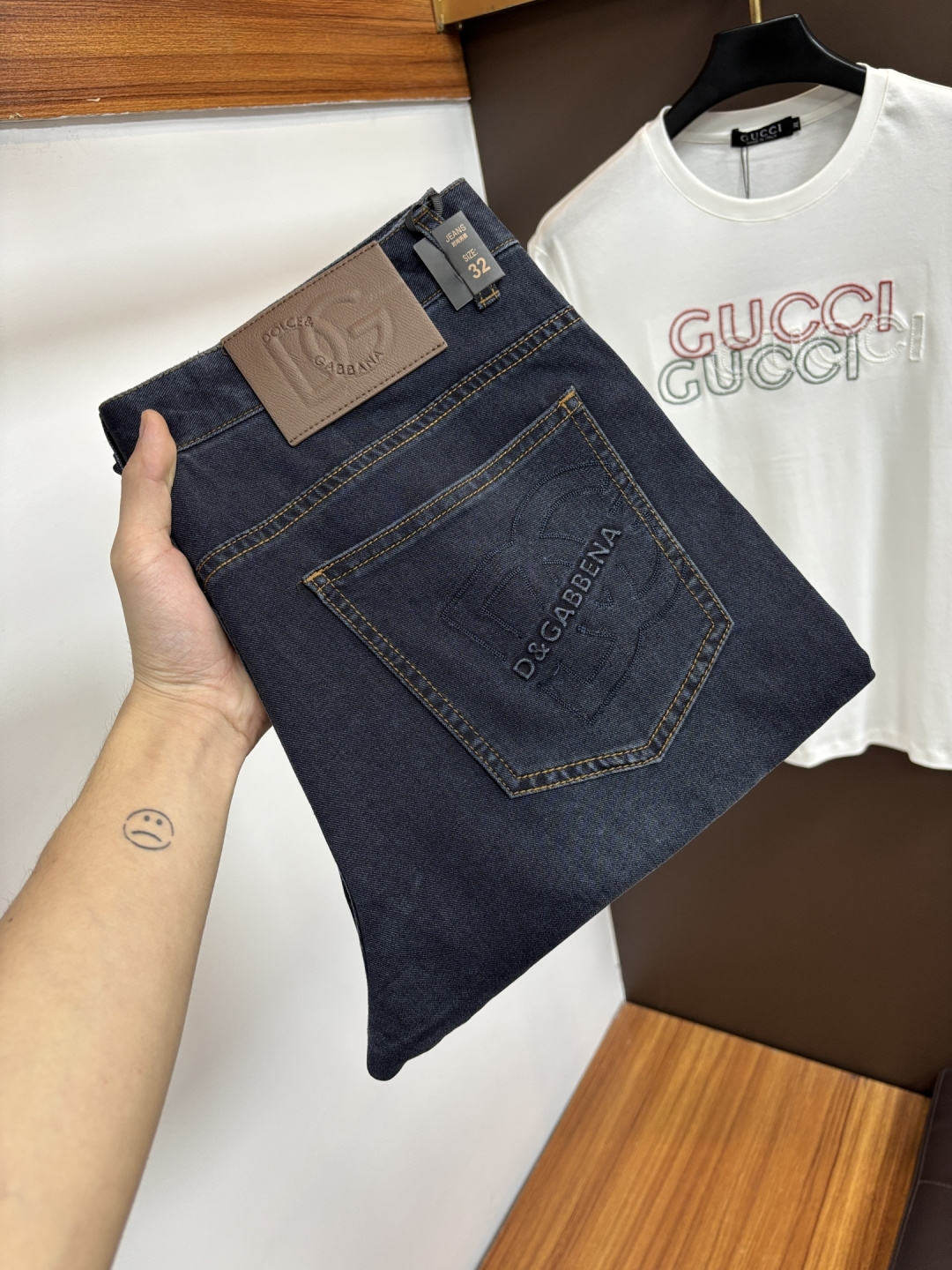 NO:833807,DG 2026ss new summer jeans. Original 1:1 production, the perfect choice for daily necessities, simple and stylish, custom imported denim fabric, heavy washing process, complex workmanship and exquisite craftsmanship. Easily cater to the needs of the four seasons, soft and elastic, L35 smooth and neat, original accessories and hardware, comfortable upper body, very easy to wear and durable, code number 29-38,,jeans,19860909DG 2026ss夏季新款牛仔裤.原单1:1制作,日常必备的完美之选,简单大气亦时尚有型,定制进口丹宁面料 ,重工洗水工艺,做工复杂工艺精湛.轻松迎合四季需要,手感柔软带弹力,L35 流畅利落,原版辅料五金,上身舒适非常易搭耐看码数29-38,,jeans,,Men's clothing