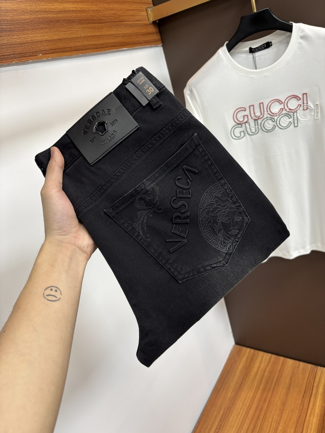 NO:833800,Versace 2026ss new summer jeans. Original 1:1 production, the perfect choice for daily necessities, simple and stylish, custom imported denim fabric, heavy washing process, complex workmanship and exquisite craftsmanship. Easily cater to the needs of the four seasons, soft and elastic, L35 smooth and neat, original accessories and hardware, comfortable upper body, very easy to wear and durable, code number 29-38,,versace,jeans,19860909范思哲 2026ss夏季新款牛仔裤.原单1:1制作,日常必备的完美之选,简单大气亦时尚有型,定制进口丹宁面料 ,重工洗水工艺,做工复杂工艺精湛.轻松迎合四季需要,手感柔软带弹力,L35 流畅利落,原版辅料五金,上身舒适非常易搭耐看码数29-38,,versace,jeans,,Men's clothing