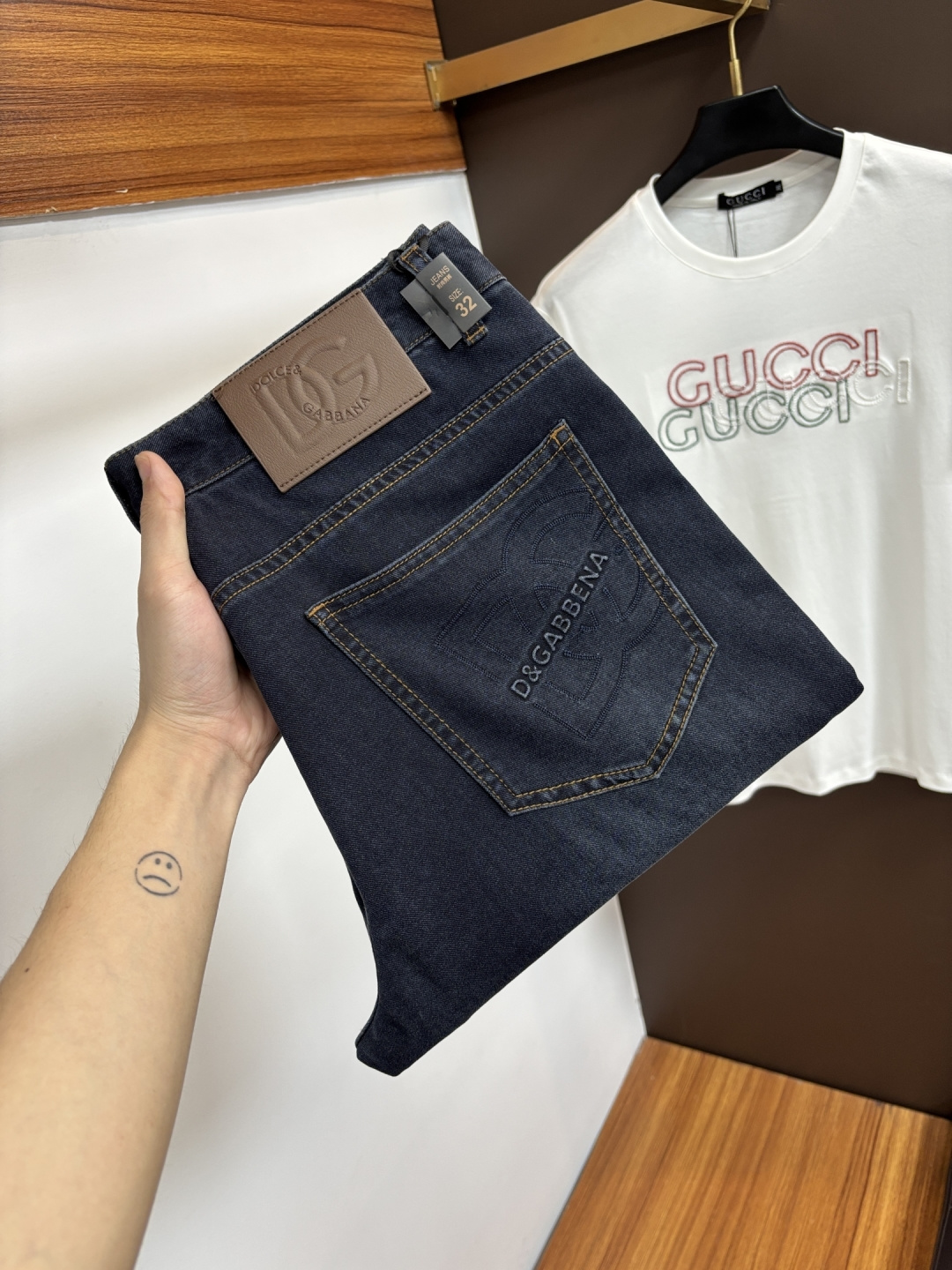 NO:877075,DG 2026ss new summer jeans. Original 1:1 production, the perfect choice for daily necessities, simple and stylish, custom imported denim fabric, heavy washing process, complex workmanship and exquisite craftsmanship. Easily cater to the needs of the four seasons, soft and elastic, L35 smooth and neat, original accessories and hardware, comfortable upper body, very easy to wear and durable, code number 29-38,,jeans,19860909DG 2026ss夏季新款牛仔裤.原单1:1制作,日常必备的完美之选,简单大气亦时尚有型,定制进口丹宁面料 ,重工洗水工艺,做工复杂工艺精湛.轻松迎合四季需要,手感柔软带弹力,L35 流畅利落,原版辅料五金,上身舒适非常易搭耐看码数29-38,,jeans,,Men's clothing