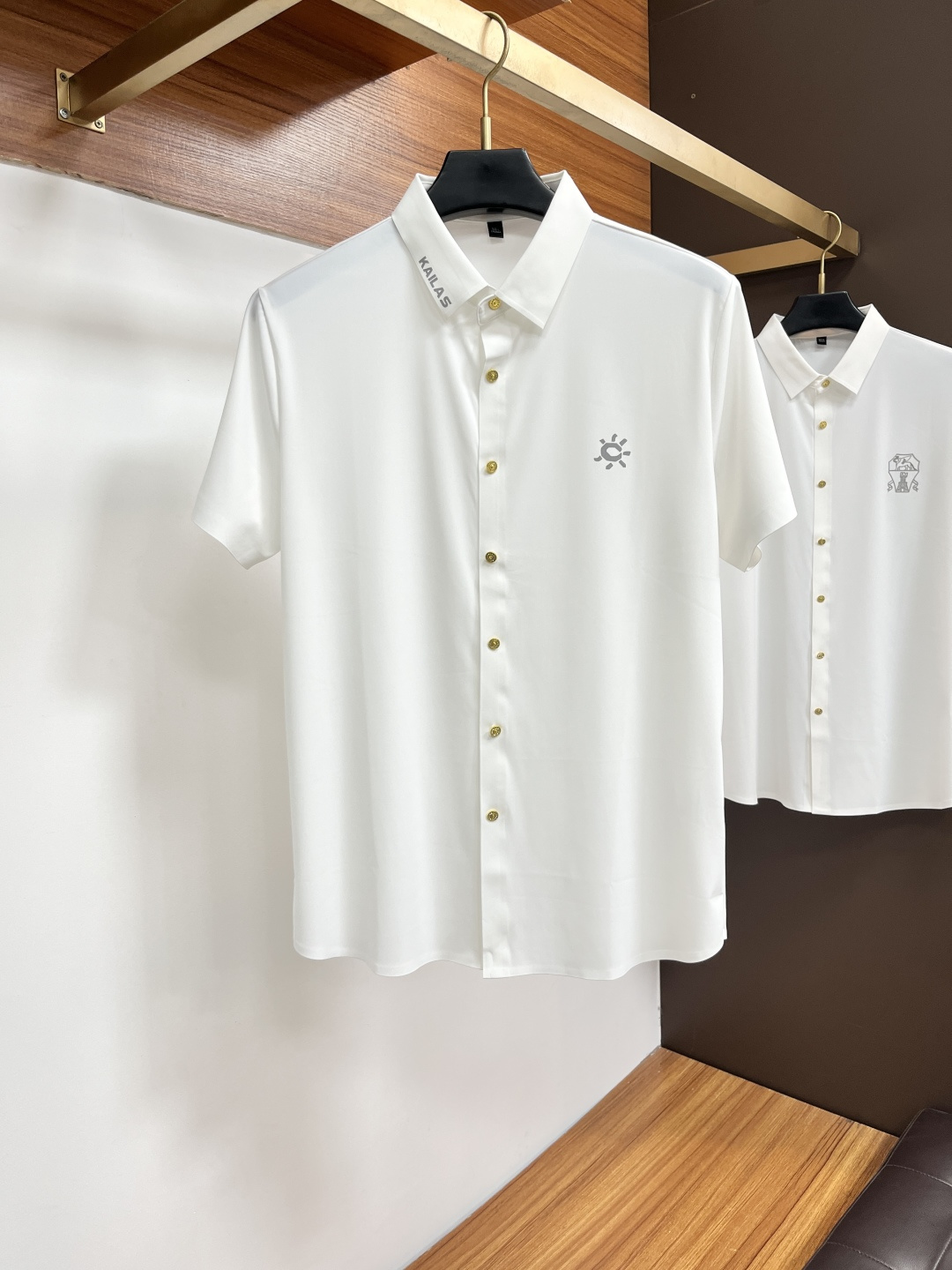 NO:836797,Kailer Stone is a must-have item for high-end business, white-collar workers, and office workers!  Seamless laminated ice silk casual business short-sleeved shirt, technical fabric, ice silk traceless, great body feel, smooth feel and great texture!  It has good elasticity and no sense of restraint. The fabric has breathable mesh, moisture-wicking, quick-drying and keeps you dry. The small lapel placket design shows a tall and straight posture without being too soft. The simple style can be used for both business and leisure. Highly recommended!  High-elastic ice silk, the touch is as smooth as jade silk, clean and neat, elegant and gentlemanly. High-end materials, the focus is on the fabric, quality control must be top-notch, the hand feels extremely delicate and smooth, the fabric has a good luster and the upper body frame feels good, it is a mature quality men's clothing!  Sweat-free in summer, a new experience with PX for business, commuting and leisure M-4XL, shirts, T-shirt,19860909凯乐石 高端商务 白领 单位人士必入单品！ 无痕压胶冰丝休闲商务短袖衬衫,科技面料,冰丝无痕,体感非常棒,手感顺滑质感很棒！弹性好,无任何束缚感,面料自带透气网孔,吸湿排汗,速干保持干爽,小翻领门襟排扣设计,展露挺拔姿态,不软踏,简约款式,商务休闲都可驾驭,强烈推荐！高弹冰丝,触感堪比玉蚕丝一样丝滑,干净利落,儒雅绅士风度.高级材质,重点就是面料上,品控的必上,手感极其细腻光滑,面料光泽感和上身骨架感好,打招成熟品质男装！夏天出汗秒干,PX全新体验 商务通勤休闲 M-4XL,,shirts,T-shirt,,Men's clothing