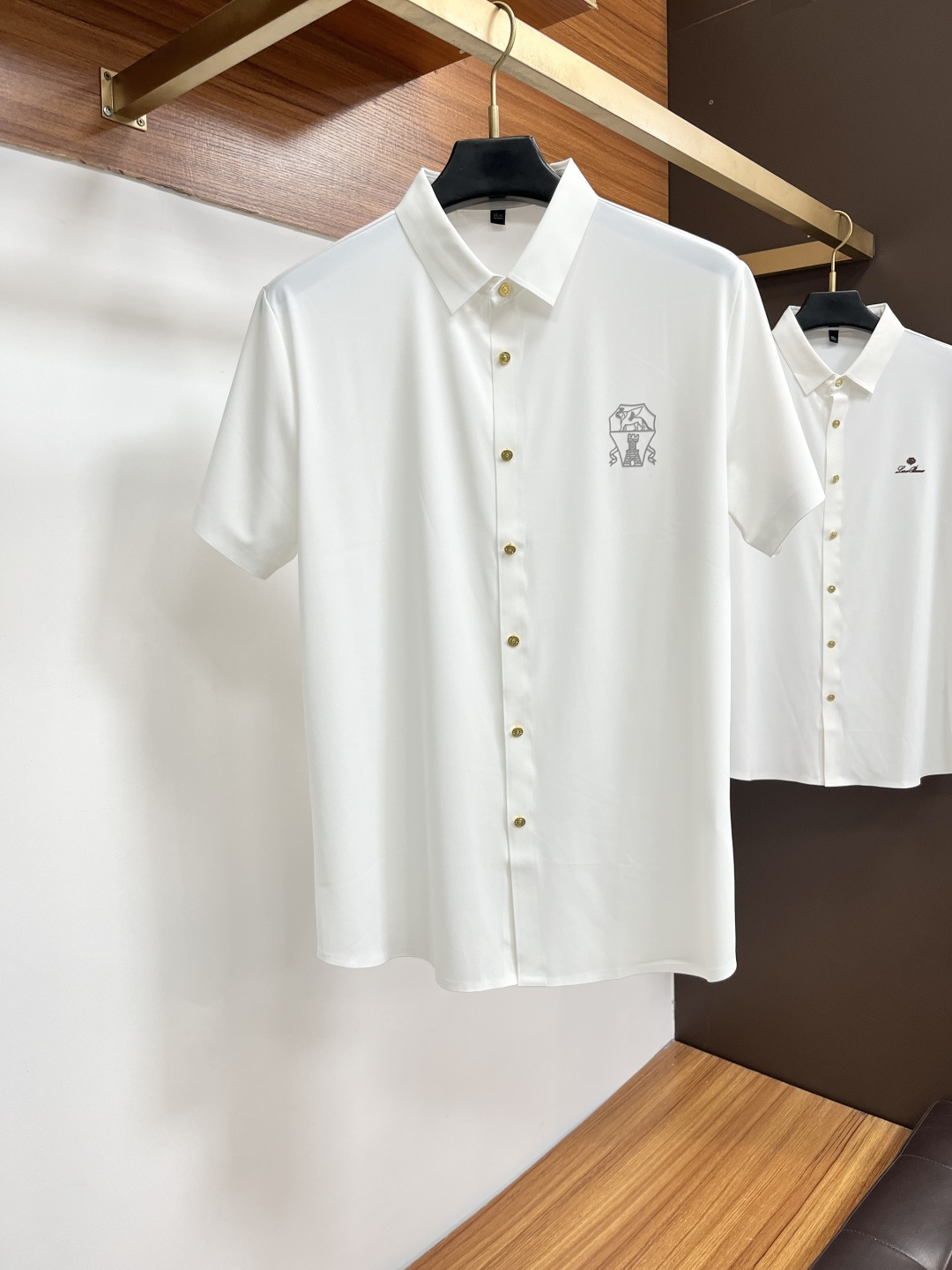 NO:836793,Bruti High-end business white-collar workers must-have item!  Seamless laminated ice silk casual business short-sleeved shirt, technical fabric, ice silk traceless, great body feel, smooth feel and great texture!  It has good elasticity and no sense of restraint. The fabric has breathable mesh, moisture-wicking, quick-drying and keeps you dry. The small lapel placket design shows a tall and straight posture without being too soft. The simple style can be used for both business and leisure. Highly recommended!  High-elastic ice silk, the touch is as smooth as jade silk, clean and neat, elegant and gentlemanly. High-end materials, the focus is on the fabric, quality control must be top-notch, the hand feels extremely delicate and smooth, the fabric has a good luster and the upper body frame feels good, it is a mature quality men's clothing!  Sweat-free in summer, a new experience with PX for business, commuting and leisure M-4XL, shirts, T-shirt,19860909布鲁提 高端商务 白领 单位人士必入单品！ 无痕压胶冰丝休闲商务短袖衬衫,科技面料,冰丝无痕,体感非常棒,手感顺滑质感很棒！弹性好,无任何束缚感,面料自带透气网孔,吸湿排汗,速干保持干爽,小翻领门襟排扣设计,展露挺拔姿态,不软踏,简约款式,商务休闲都可驾驭,强烈推荐！高弹冰丝,触感堪比玉蚕丝一样丝滑,干净利落,儒雅绅士风度.高级材质,重点就是面料上,品控的必上,手感极其细腻光滑,面料光泽感和上身骨架感好,打招成熟品质男装！夏天出汗秒干,PX全新体验 商务通勤休闲 M-4XL,,shirts,T-shirt,,Men's clothing