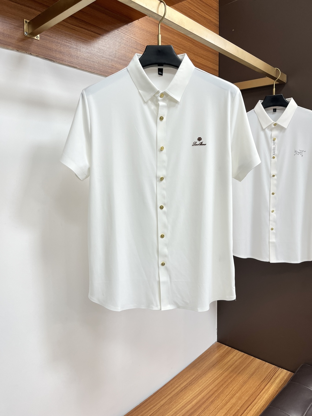 NO:836790,Nuoyoupanya is a must-have item for high-end business, white-collar workers and office workers!  Seamless laminated ice silk casual business short-sleeved shirt, technical fabric, ice silk traceless, great body feel, smooth feel and great texture!  It has good elasticity and no sense of restraint. The fabric has breathable mesh, moisture-wicking, quick-drying and keeps you dry. The small lapel placket design shows a tall and straight posture without being too soft. The simple style can be used for both business and leisure. Highly recommended!  High-elastic ice silk, the touch is as smooth as jade silk, clean and neat, elegant and gentlemanly. High-end materials, the focus is on the fabric, quality control must be top-notch, the hand feels extremely delicate and smooth, the fabric has a good luster and the upper body frame feels good, it is a mature quality men's clothing!  Sweat-free in summer, a new experience with PX for business, commuting and leisure M-4XL, shirts, T-shirt,19860909诺悠翩雅 高端商务 白领 单位人士必入单品！ 无痕压胶冰丝休闲商务短袖衬衫,科技面料,冰丝无痕,体感非常棒,手感顺滑质感很棒！弹性好,无任何束缚感,面料自带透气网孔,吸湿排汗,速干保持干爽,小翻领门襟排扣设计,展露挺拔姿态,不软踏,简约款式,商务休闲都可驾驭,强烈推荐！高弹冰丝,触感堪比玉蚕丝一样丝滑,干净利落,儒雅绅士风度.高级材质,重点就是面料上,品控的必上,手感极其细腻光滑,面料光泽感和上身骨架感好,打招成熟品质男装！夏天出汗秒干,PX全新体验 商务通勤休闲 M-4XL,,shirts,T-shirt,,Men's clothing