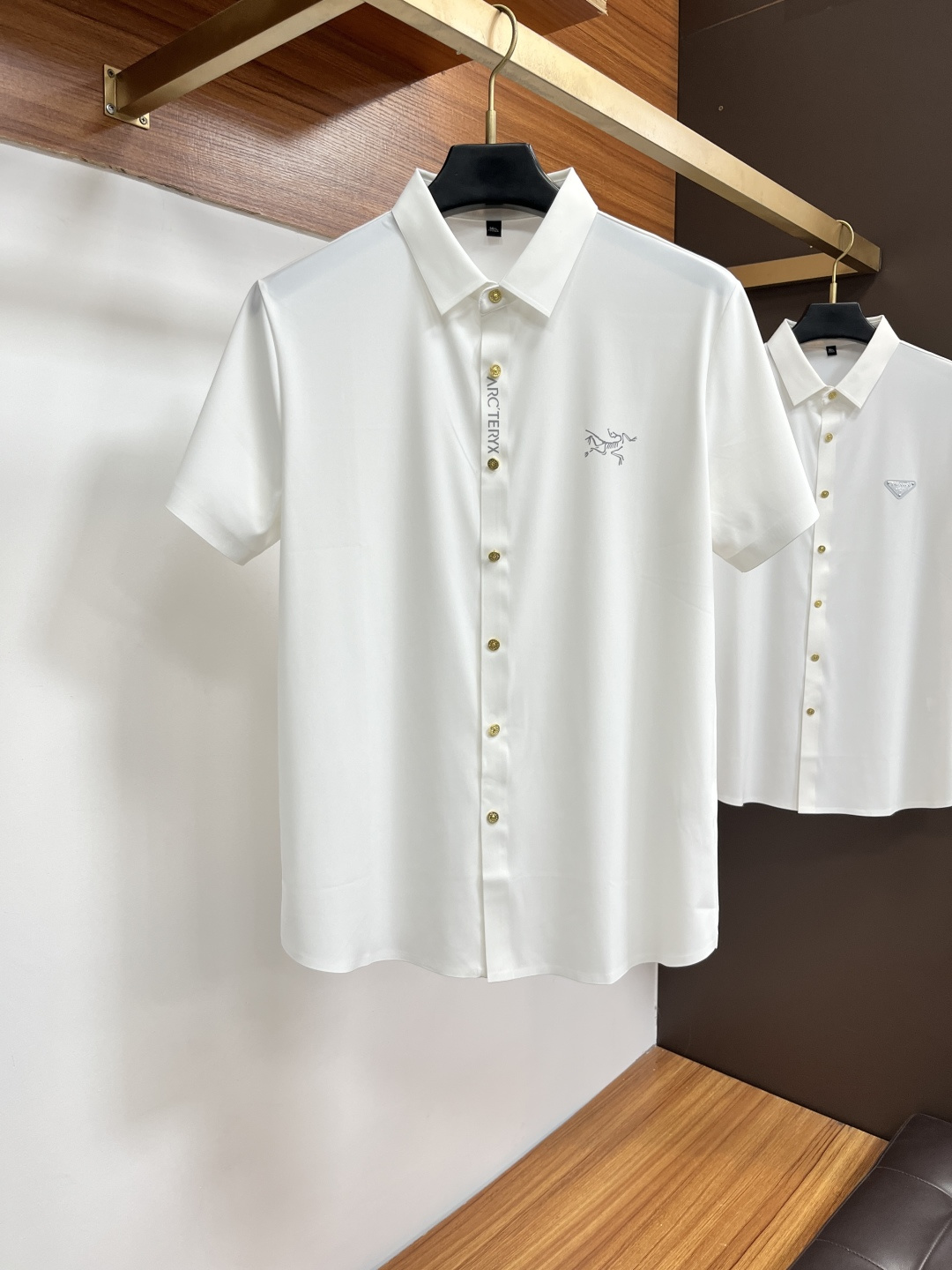 NO:836786,Arc'teryx is a must-have item for high-end business white-collar workers and office workers!  Seamless laminated ice silk casual business short-sleeved shirt, technical fabric, ice silk traceless, great body feel, smooth feel and great texture!  It has good elasticity and no sense of restraint. The fabric has breathable mesh, moisture-wicking, quick-drying and keeps you dry. The small lapel placket design shows a tall and straight posture without being too soft. The simple style can be used for both business and leisure. Highly recommended!  High-elastic ice silk, the touch is as smooth as jade silk, clean and neat, elegant and gentlemanly. High-end materials, the focus is on the fabric, quality control must be top-notch, the hand feels extremely delicate and smooth, the fabric has a good luster and the upper body frame feels good, it is a mature quality men's clothing!  Sweat dries up in seconds in summer, a new experience with PX for business, commuting and leisure M-4XL, arc'teryx, shirts, T-shirt,19860909始祖鸟 高端商务 白领 单位人士必入单品！ 无痕压胶冰丝休闲商务短袖衬衫,科技面料,冰丝无痕,体感非常棒,手感顺滑质感很棒！弹性好,无任何束缚感,面料自带透气网孔,吸湿排汗,速干保持干爽,小翻领门襟排扣设计,展露挺拔姿态,不软踏,简约款式,商务休闲都可驾驭,强烈推荐！高弹冰丝,触感堪比玉蚕丝一样丝滑,干净利落,儒雅绅士风度.高级材质,重点就是面料上,品控的必上,手感极其细腻光滑,面料光泽感和上身骨架感好,打招成熟品质男装！夏天出汗秒干,PX全新体验 商务通勤休闲 M-4XL,arc'teryx,shirts,T-shirt,,Men's clothing