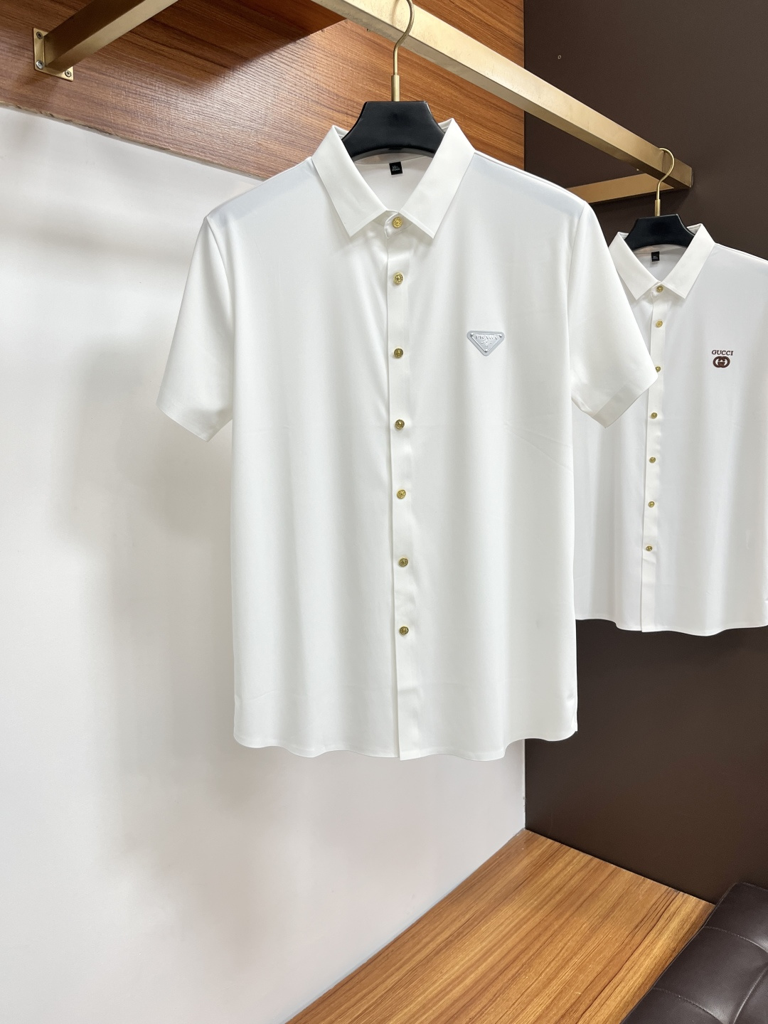 NO:836782,Prada is a must-have item for high-end business, white-collar workers and office workers!  Seamless laminated ice silk casual business short-sleeved shirt, technical fabric, ice silk traceless, great body feel, smooth feel and great texture!  It has good elasticity and no sense of restraint. The fabric has breathable mesh, moisture-wicking, quick-drying and keeps you dry. The small lapel placket design shows a tall and straight posture without being too soft. The simple style can be used for both business and leisure. Highly recommended!  High-elastic ice silk, the touch is as smooth as jade silk, clean and neat, elegant and gentlemanly. High-end materials, the focus is on the fabric, quality control must be top-notch, the hand feels extremely delicate and smooth, the fabric has a good luster and the upper body frame feels good, it is a mature quality men's clothing!  Sweat-free in summer, a new experience with PX for business, commuting and leisure M-4XL, prada, shirts, T-shirt,19860909普拉达 高端商务 白领 单位人士必入单品！ 无痕压胶冰丝休闲商务短袖衬衫,科技面料,冰丝无痕,体感非常棒,手感顺滑质感很棒！弹性好,无任何束缚感,面料自带透气网孔,吸湿排汗,速干保持干爽,小翻领门襟排扣设计,展露挺拔姿态,不软踏,简约款式,商务休闲都可驾驭,强烈推荐！高弹冰丝,触感堪比玉蚕丝一样丝滑,干净利落,儒雅绅士风度.高级材质,重点就是面料上,品控的必上,手感极其细腻光滑,面料光泽感和上身骨架感好,打招成熟品质男装！夏天出汗秒干,PX全新体验 商务通勤休闲 M-4XL,,prada,shirts,T-shirt,,Men's clothing