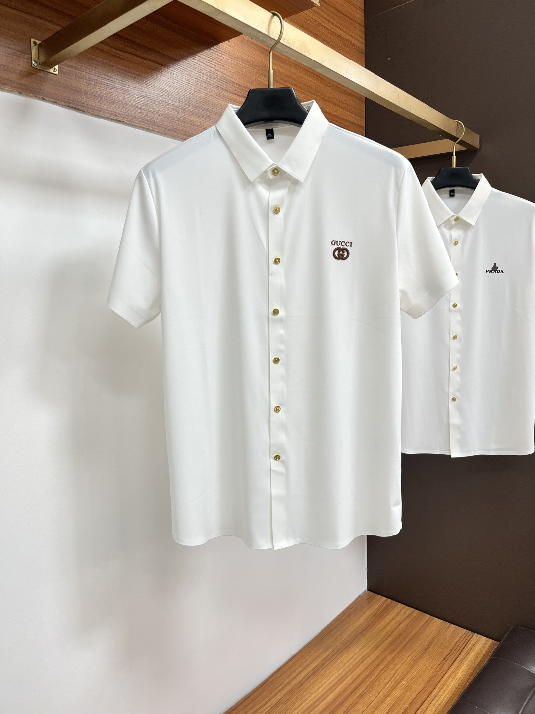 NO:836779,Gucci is a must-have item for high-end business, white-collar workers and office workers!  Seamless laminated ice silk casual business short-sleeved shirt, technical fabric, ice silk traceless, great body feel, smooth feel and great texture!  It has good elasticity and no sense of restraint. The fabric has breathable mesh, moisture-wicking, quick-drying and keeps you dry. The small lapel placket design shows a tall and straight posture without being too soft. The simple style can be used for both business and leisure. Highly recommended!  High-elastic ice silk, the touch is as smooth as jade silk, clean and neat, elegant and gentlemanly. High-end materials, the focus is on the fabric, quality control must be top-notch, the hand feels extremely delicate and smooth, the fabric has a good luster and the upper body frame feels good, it is a mature quality men's clothing!  Sweat-free in summer, a new experience with PX for business, commuting and leisure M-4XL, shirts, T-shirt,19860909古奇 高端商务 白领 单位人士必入单品！ 无痕压胶冰丝休闲商务短袖衬衫,科技面料,冰丝无痕,体感非常棒,手感顺滑质感很棒！弹性好,无任何束缚感,面料自带透气网孔,吸湿排汗,速干保持干爽,小翻领门襟排扣设计,展露挺拔姿态,不软踏,简约款式,商务休闲都可驾驭,强烈推荐！高弹冰丝,触感堪比玉蚕丝一样丝滑,干净利落,儒雅绅士风度.高级材质,重点就是面料上,品控的必上,手感极其细腻光滑,面料光泽感和上身骨架感好,打招成熟品质男装！夏天出汗秒干,PX全新体验 商务通勤休闲 M-4XL,,shirts,T-shirt,,Men's clothing